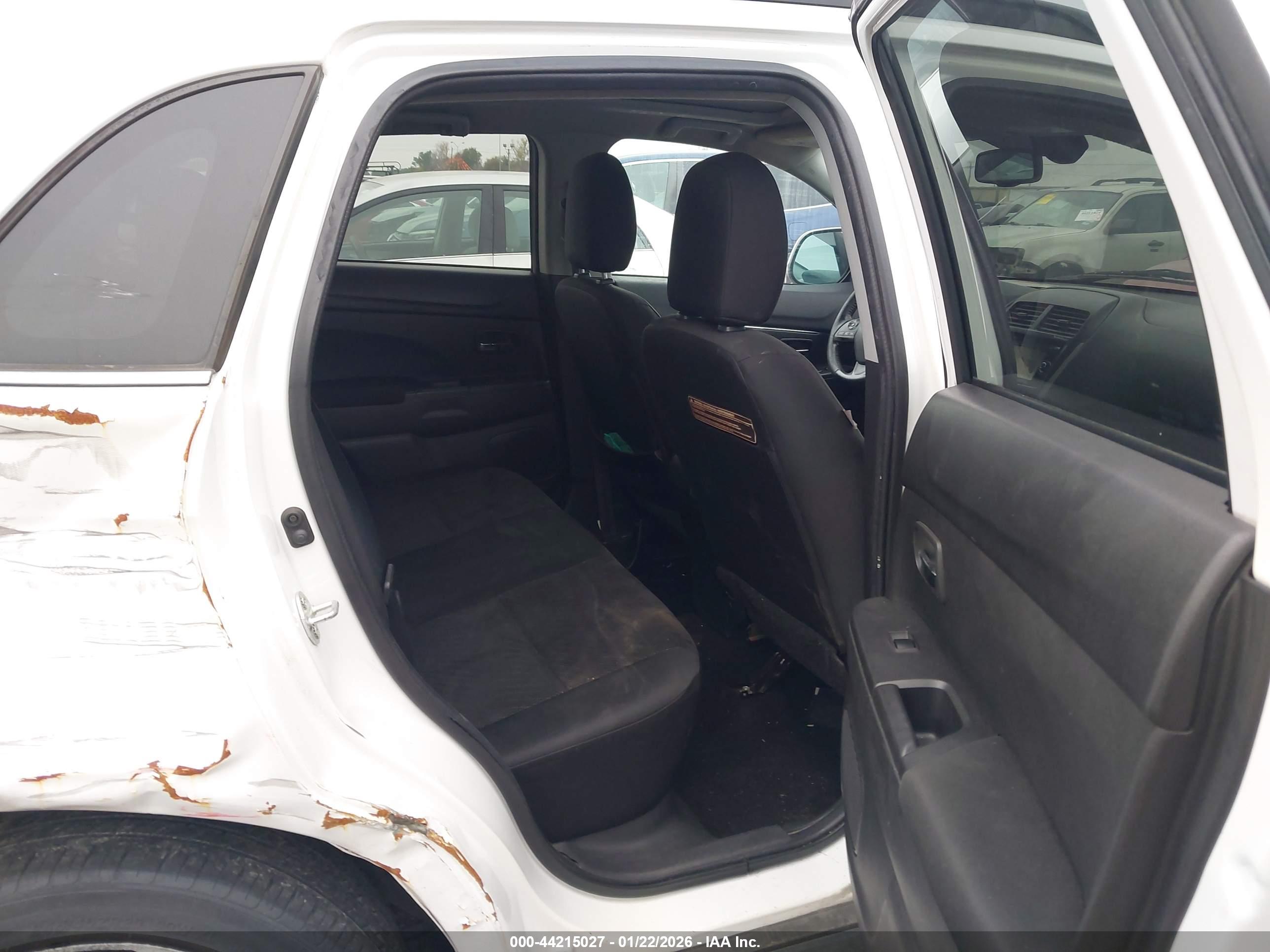 MITSUBISHI OUTLANDER image 8