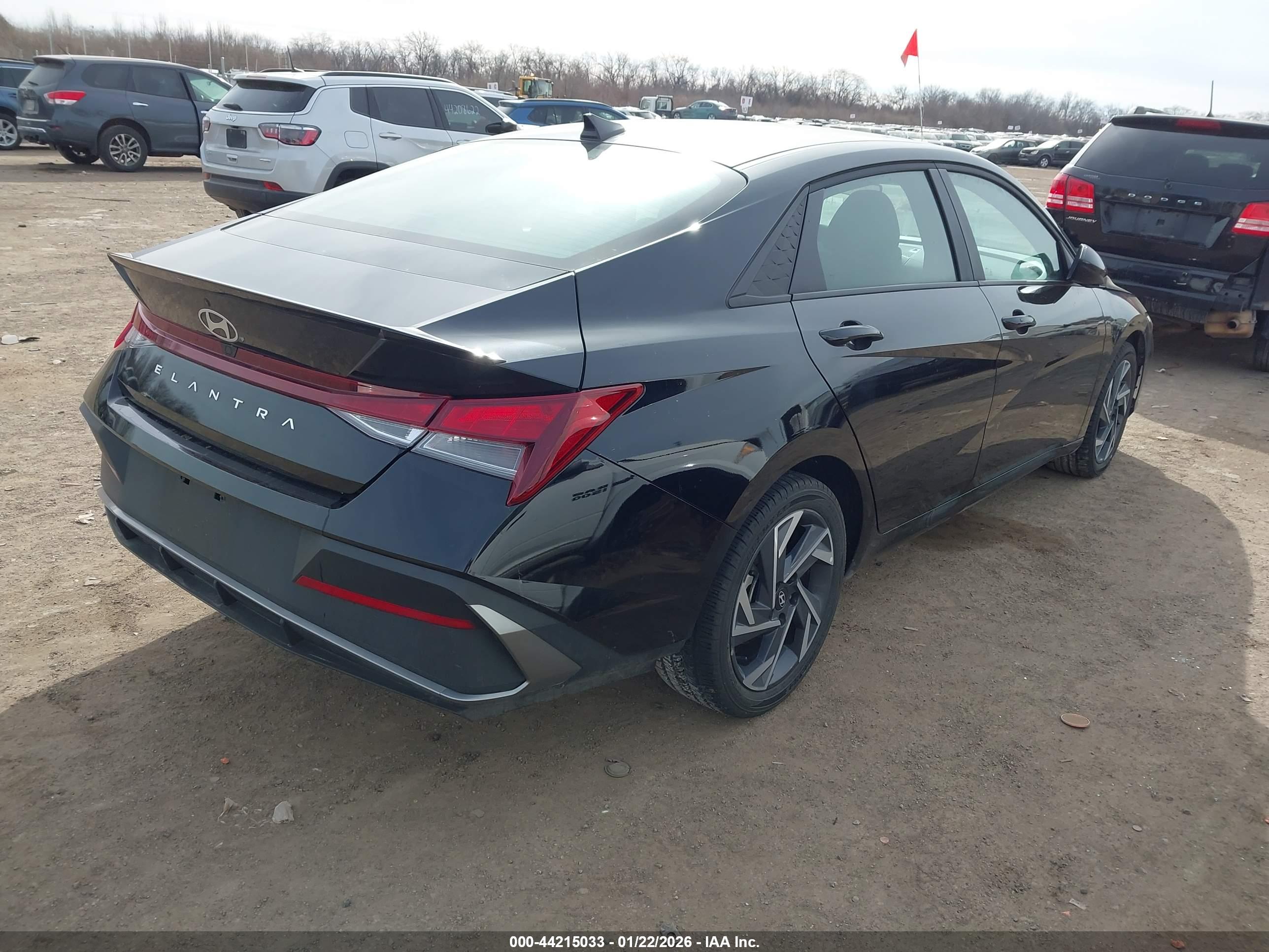 HYUNDAI ELANTRA image 4