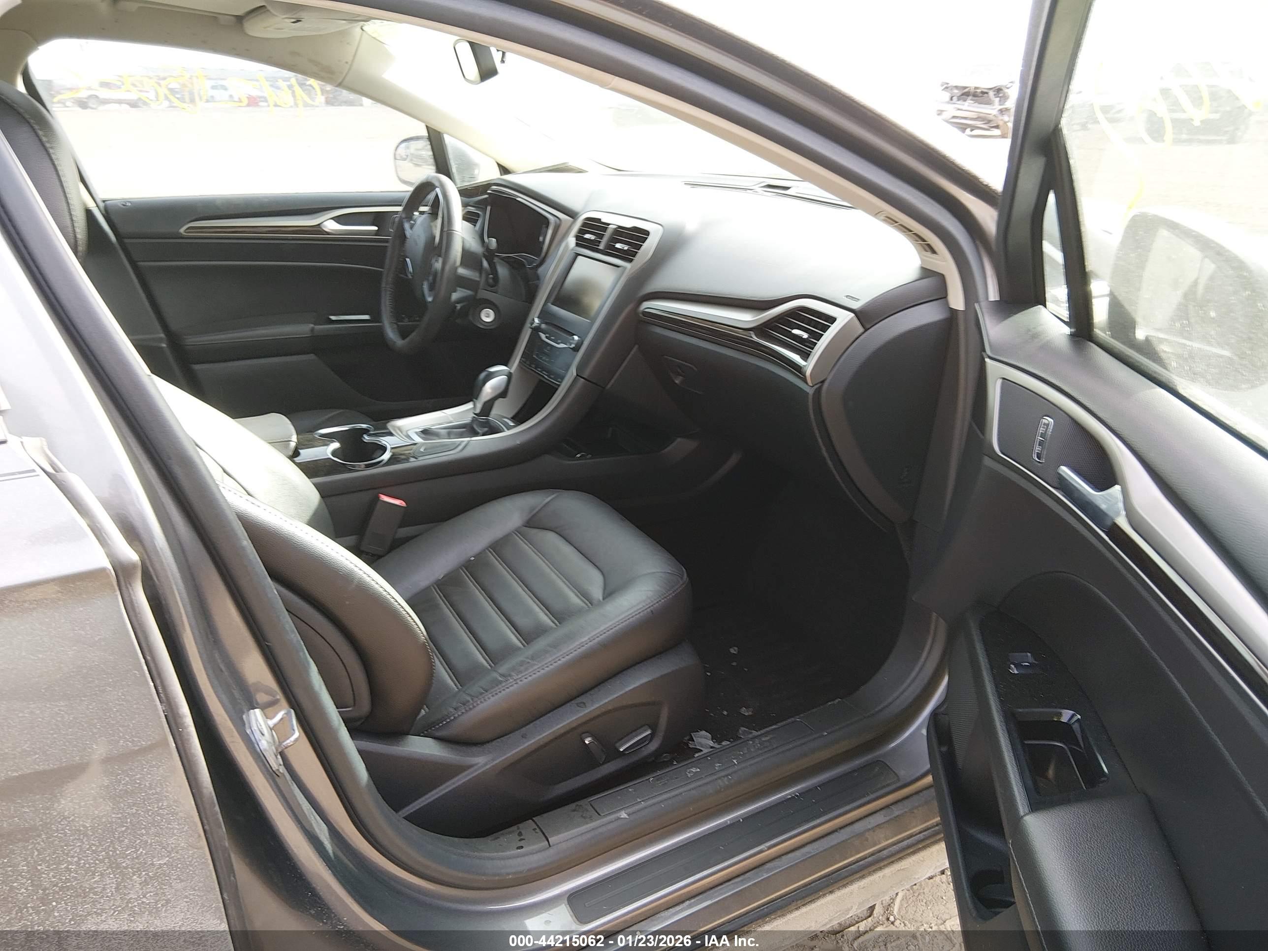 FORD FUSION image 5