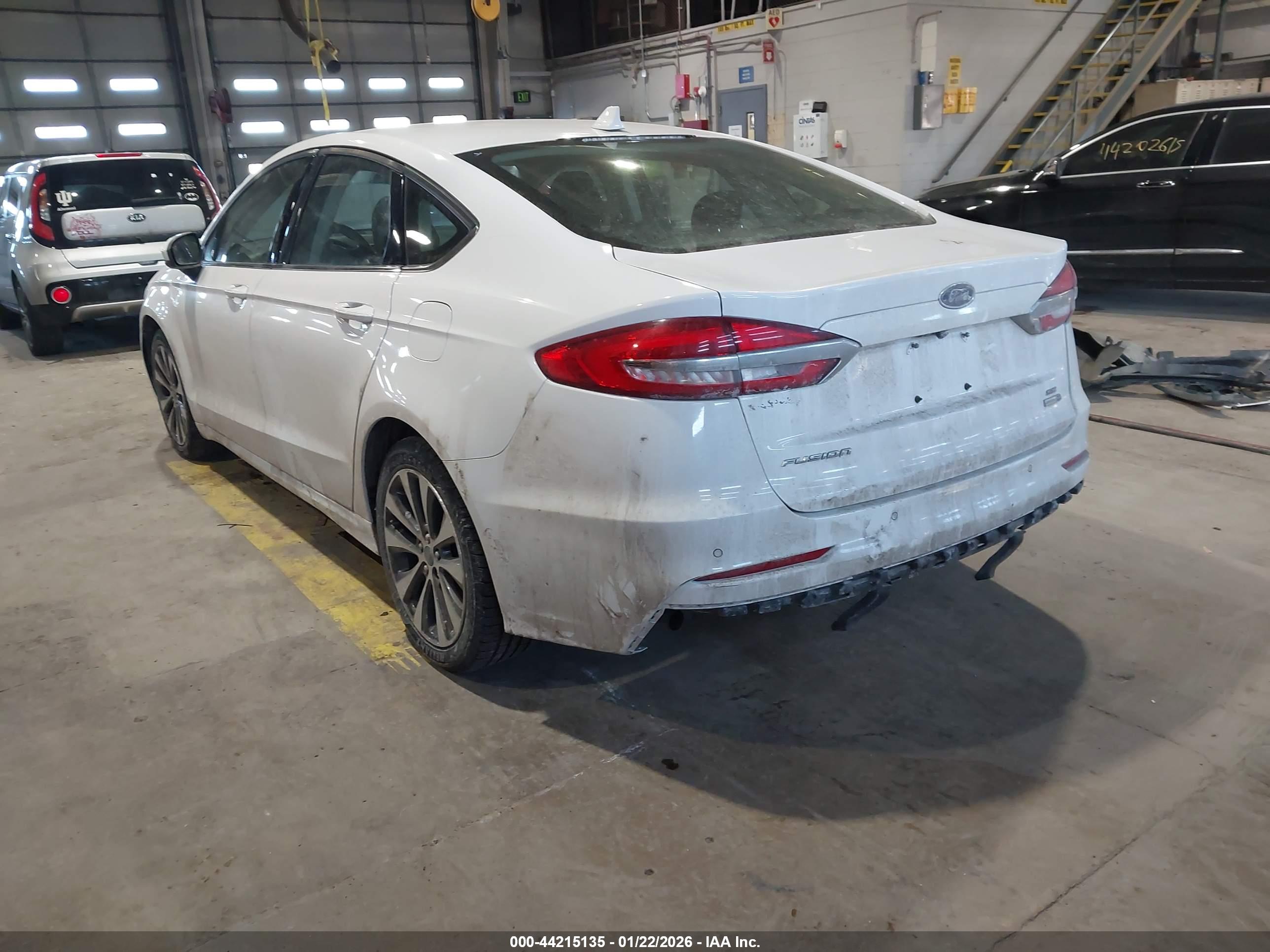 FORD FUSION image 3