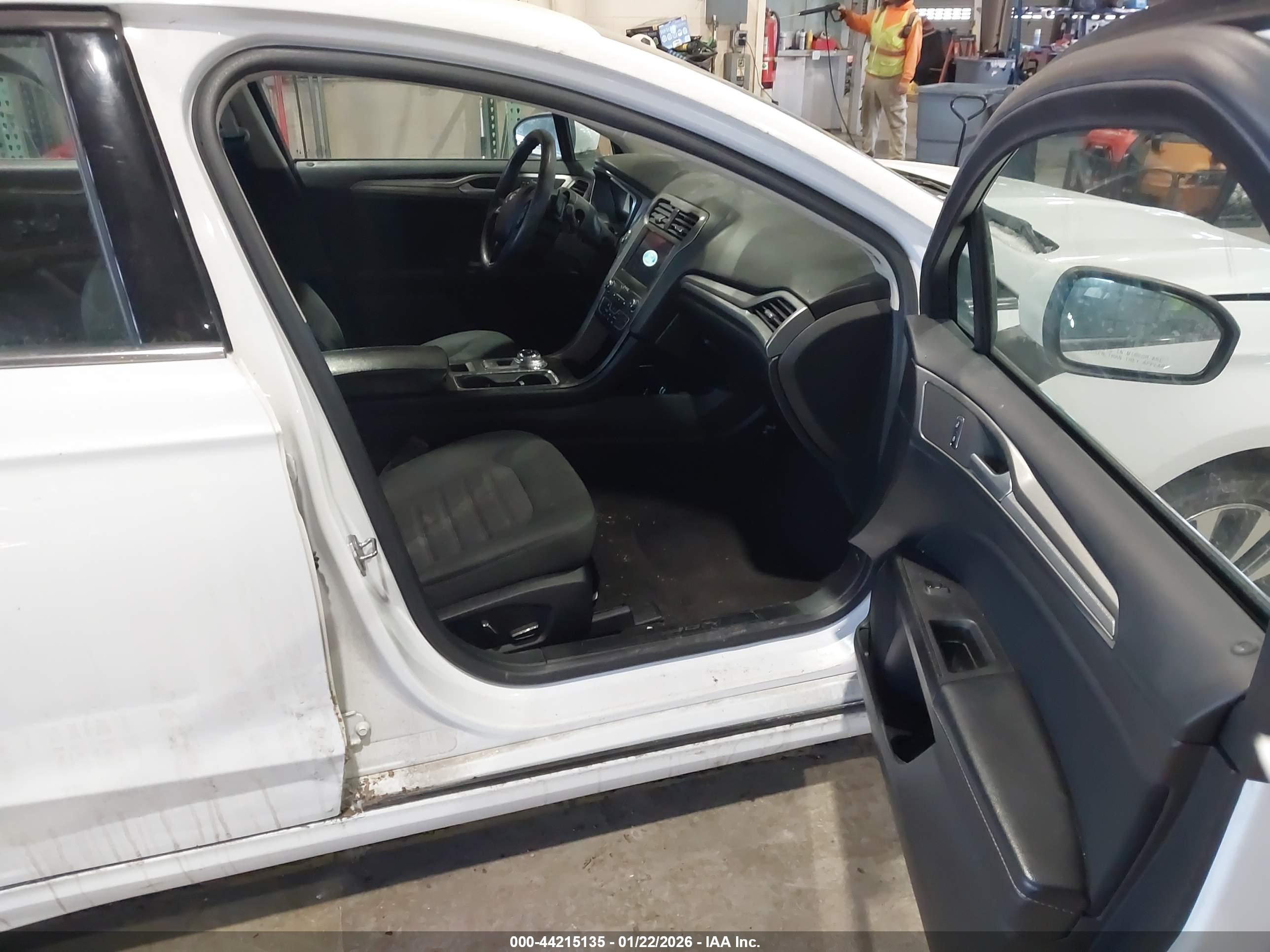 FORD FUSION image 5