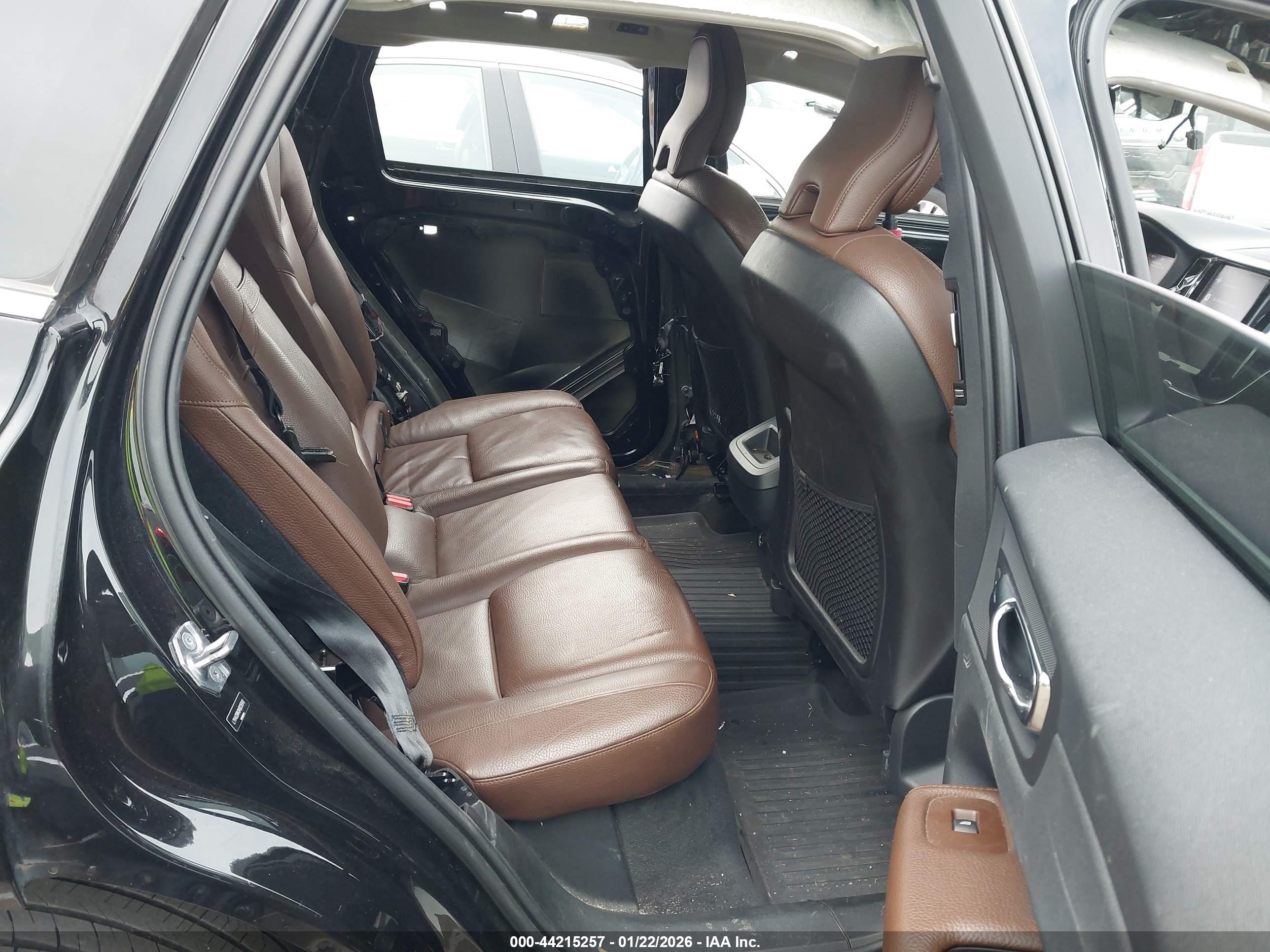 VOLVO XC60 image 8