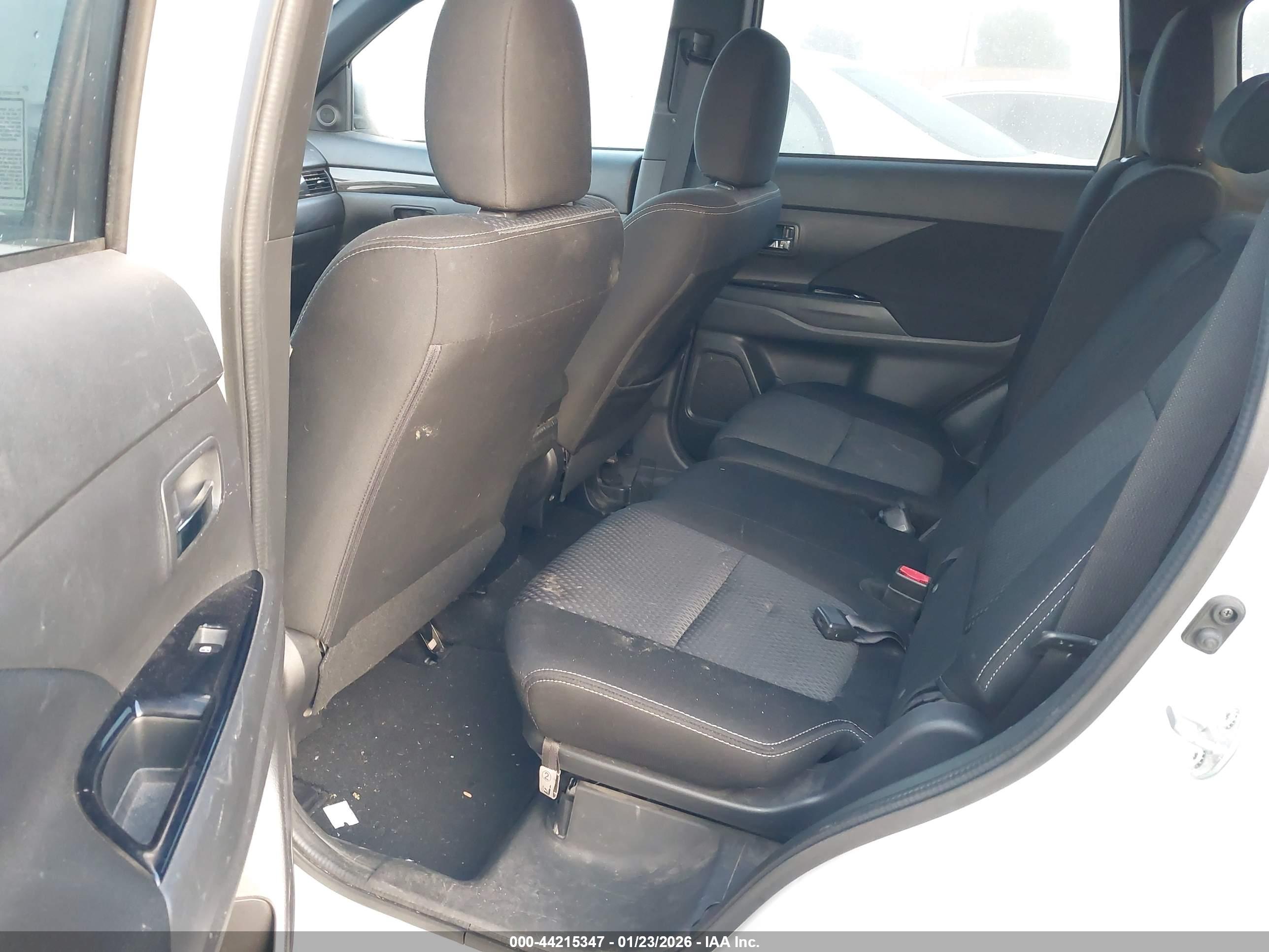 MITSUBISHI OUTLANDER image 8