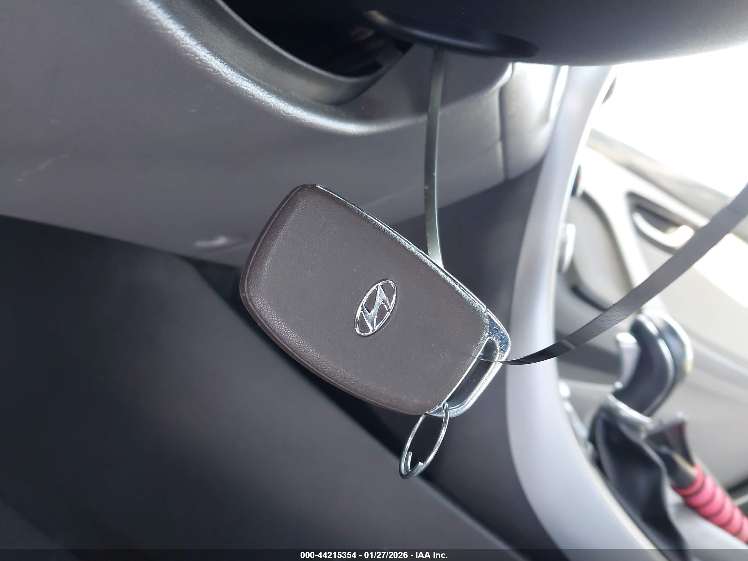 HYUNDAI ELANTRA image 11