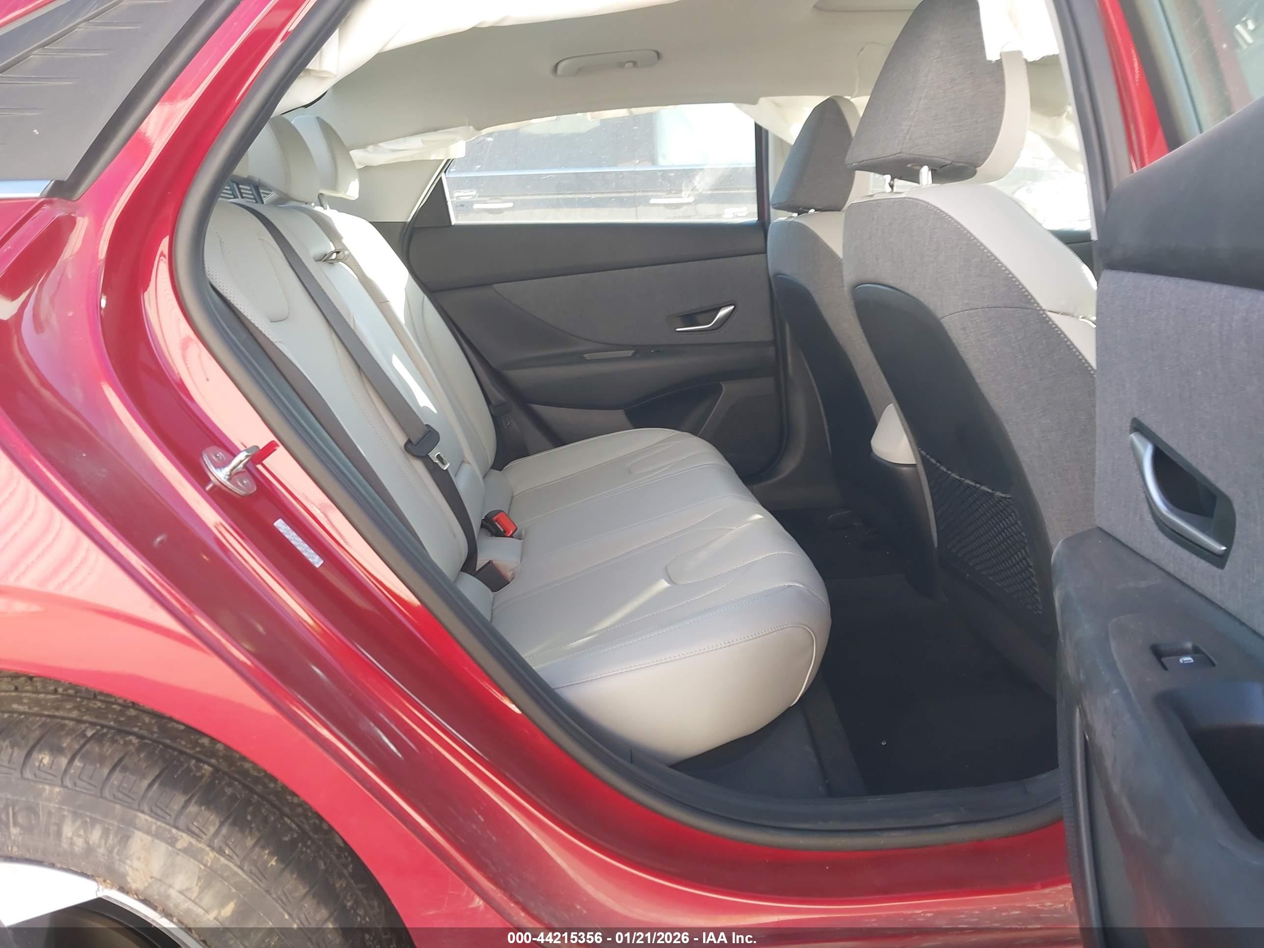 HYUNDAI ELANTRA image 8