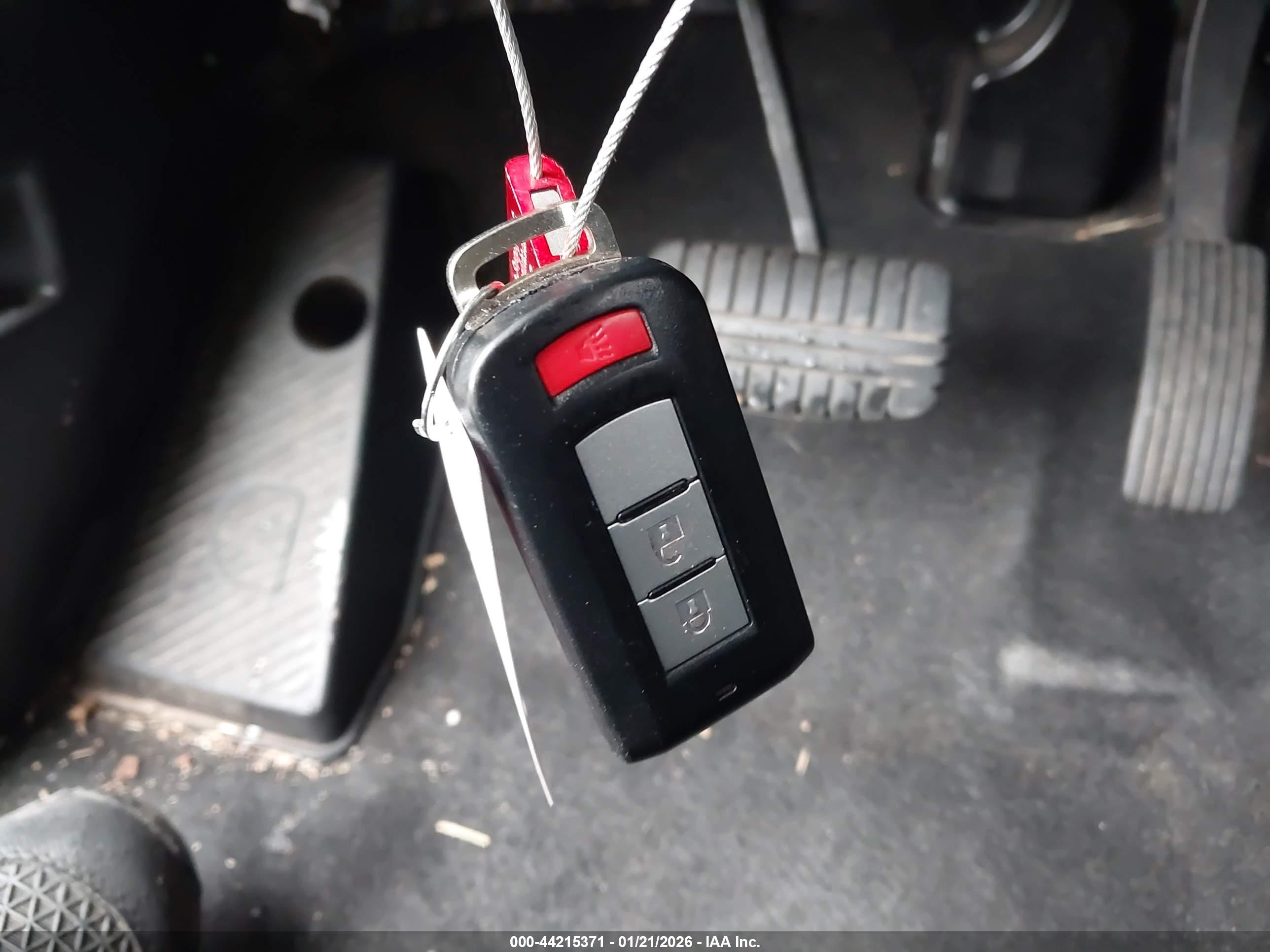 MITSUBISHI OUTLANDER image 11