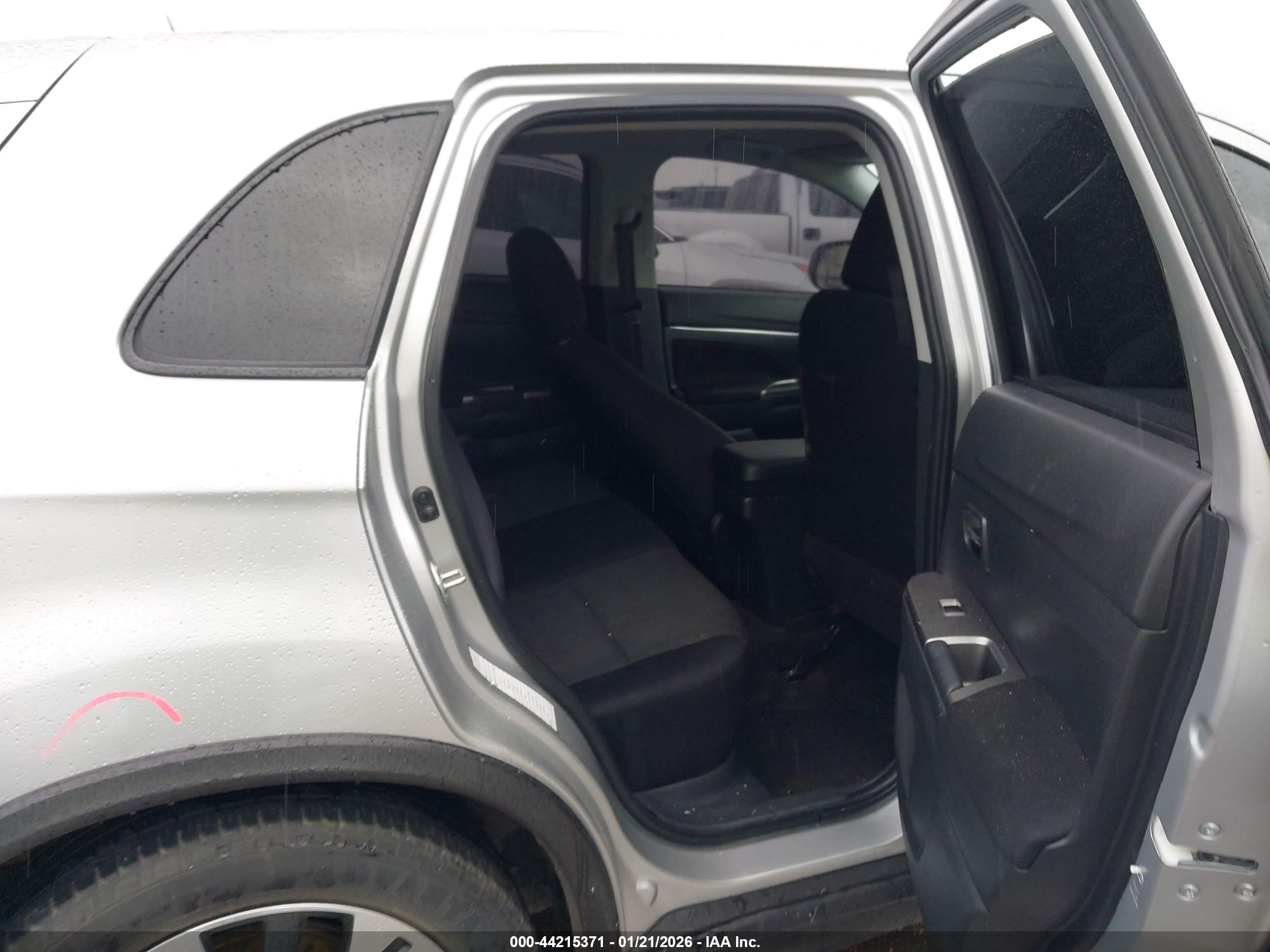 MITSUBISHI OUTLANDER image 8