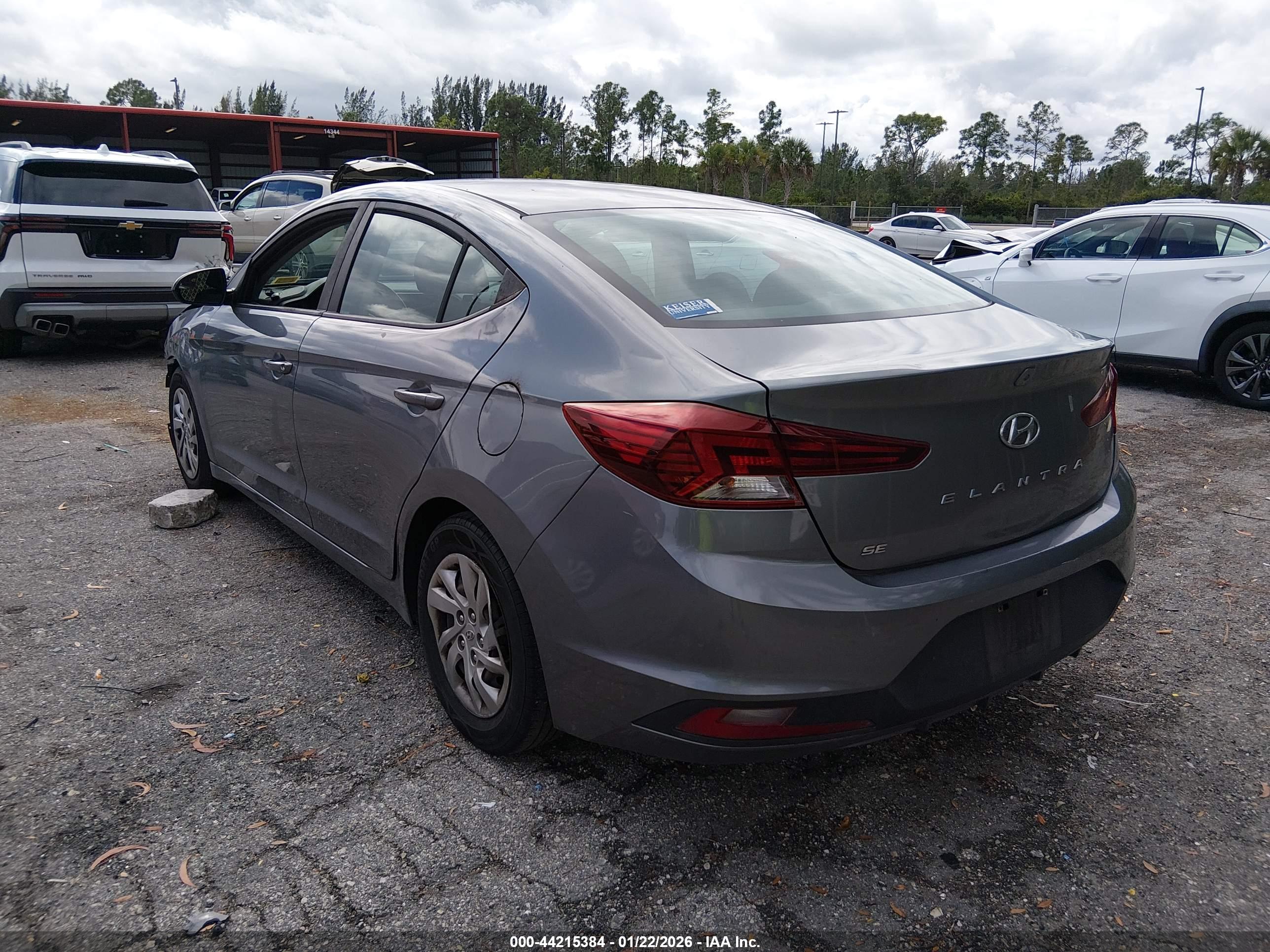 HYUNDAI ELANTRA image 3