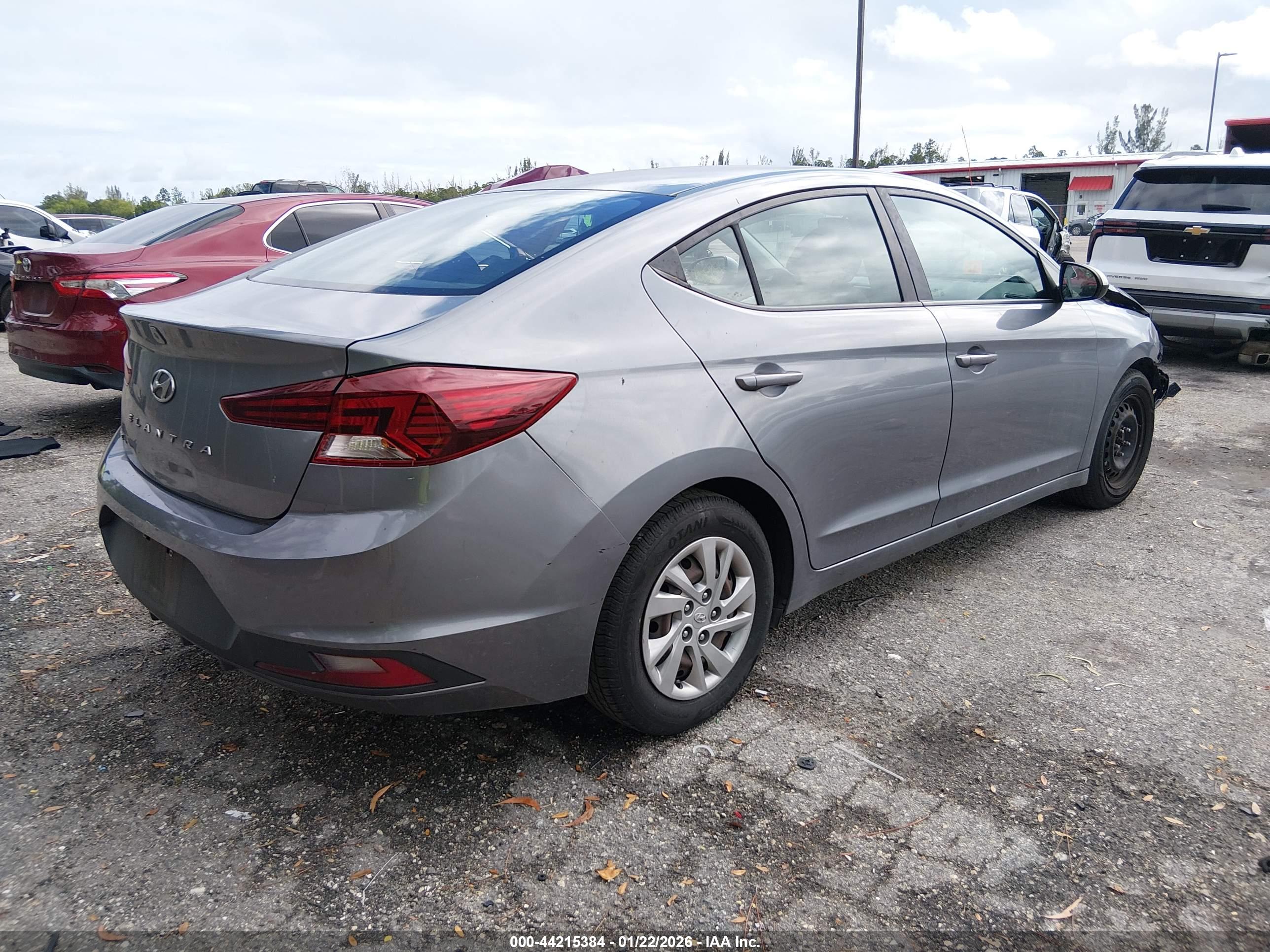 HYUNDAI ELANTRA image 4