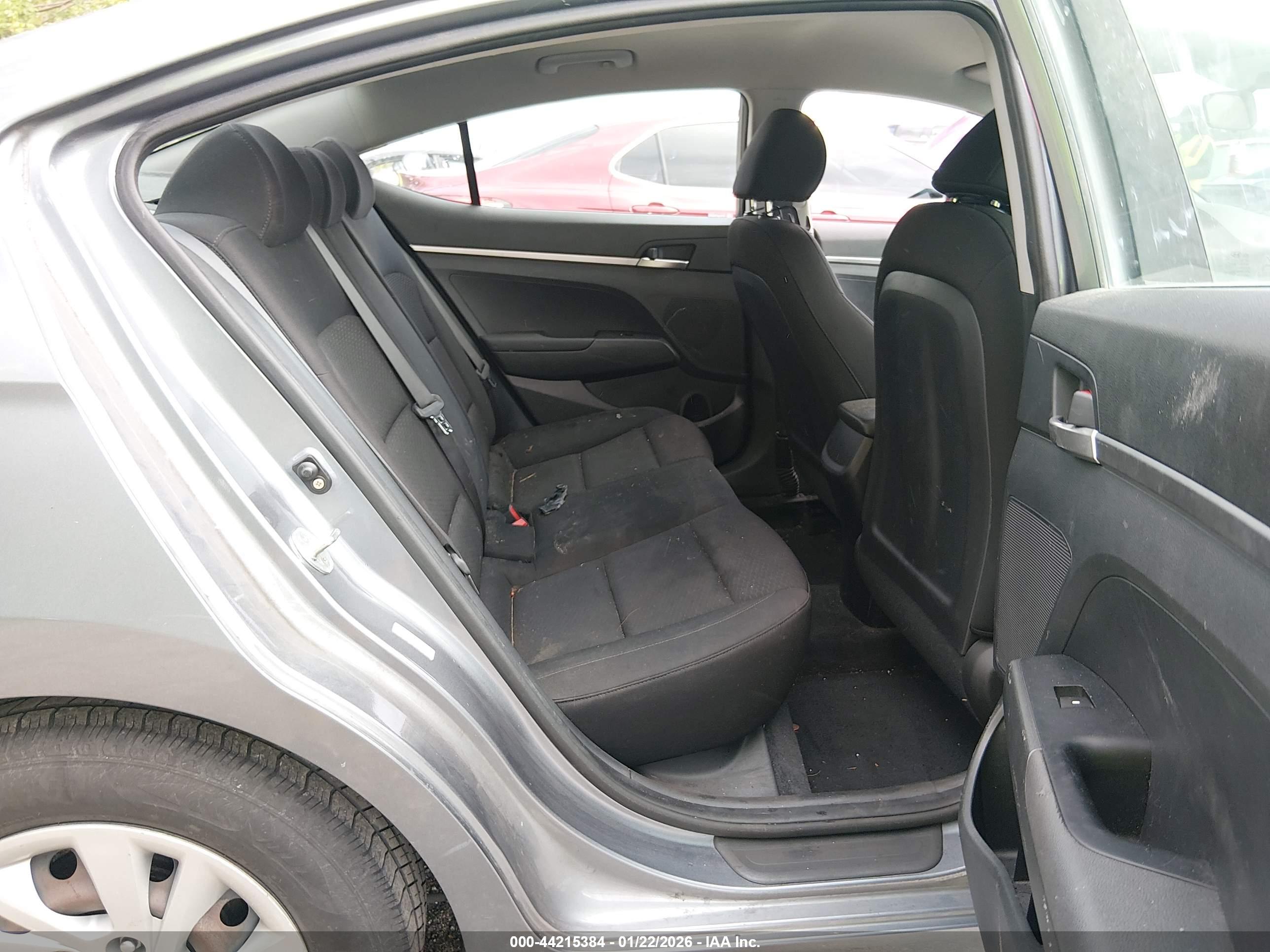 HYUNDAI ELANTRA image 8