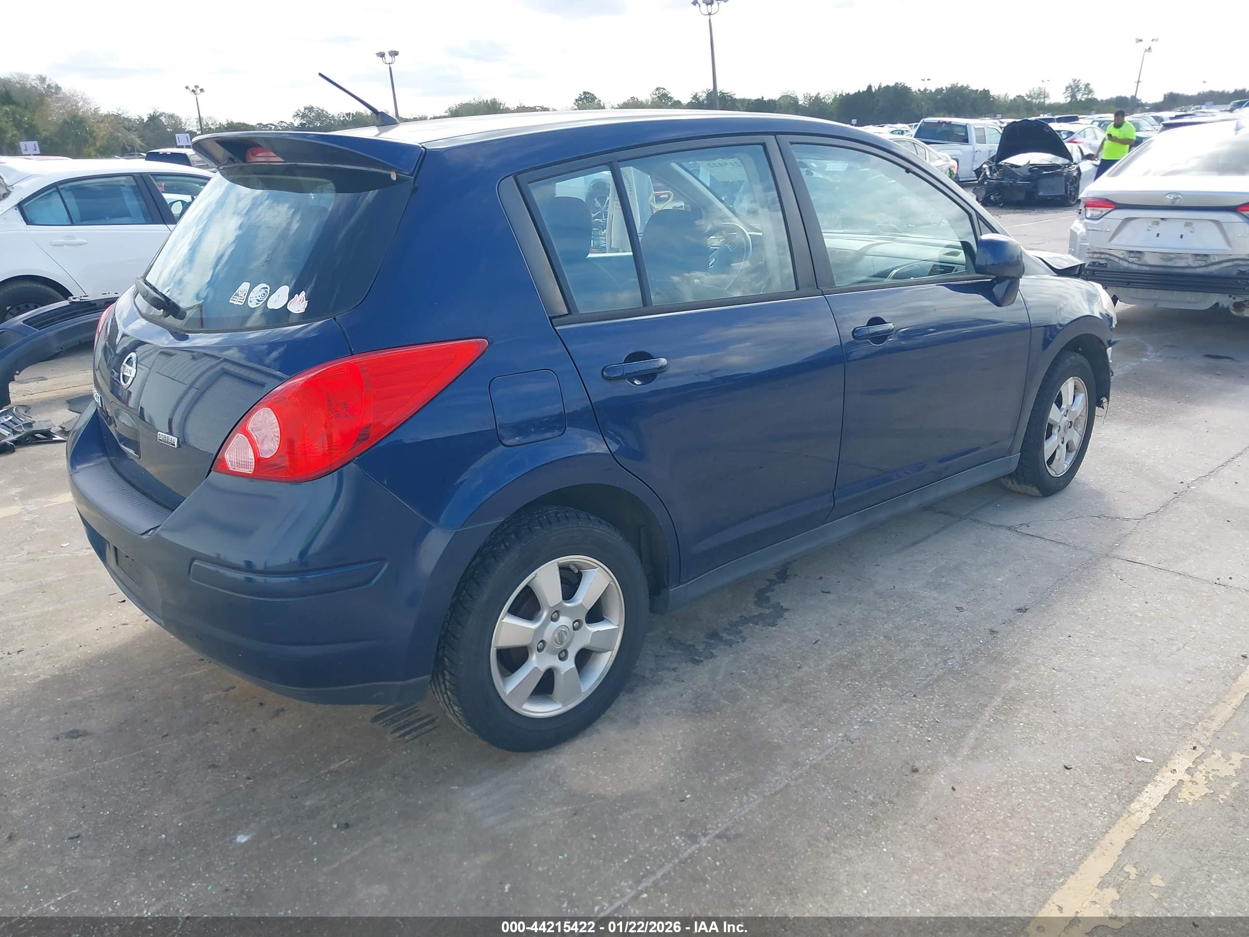 NISSAN VERSA image 4