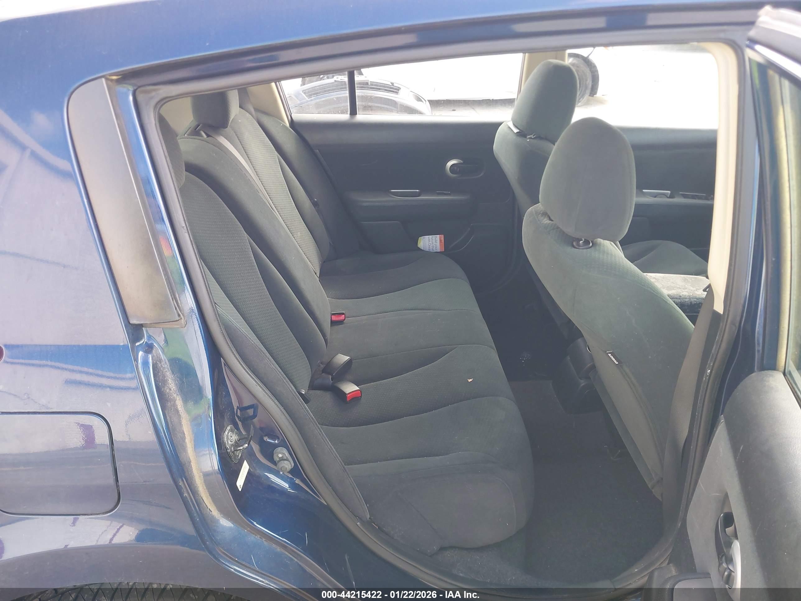 NISSAN VERSA image 8