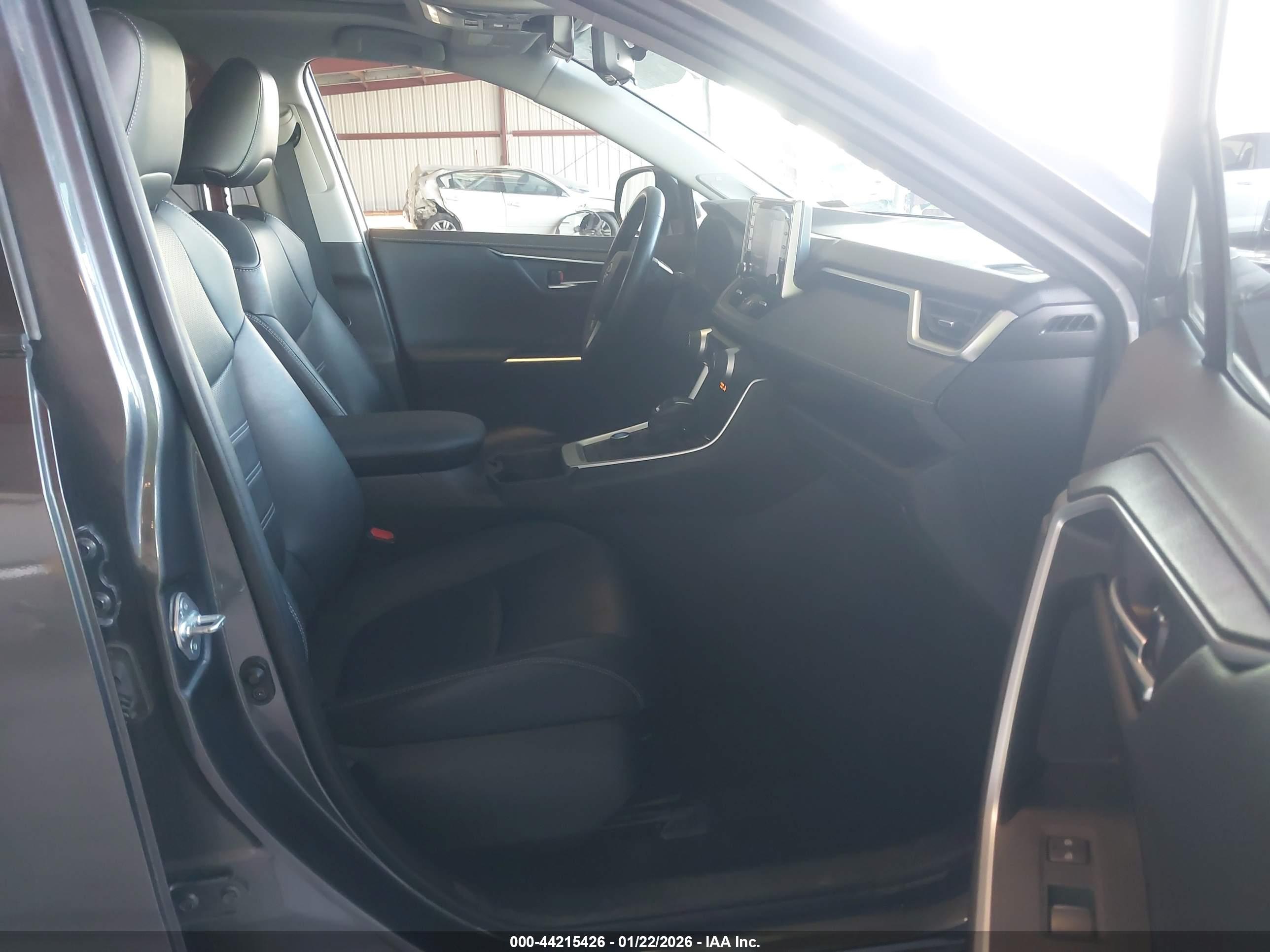 TOYOTA RAV4 image 5