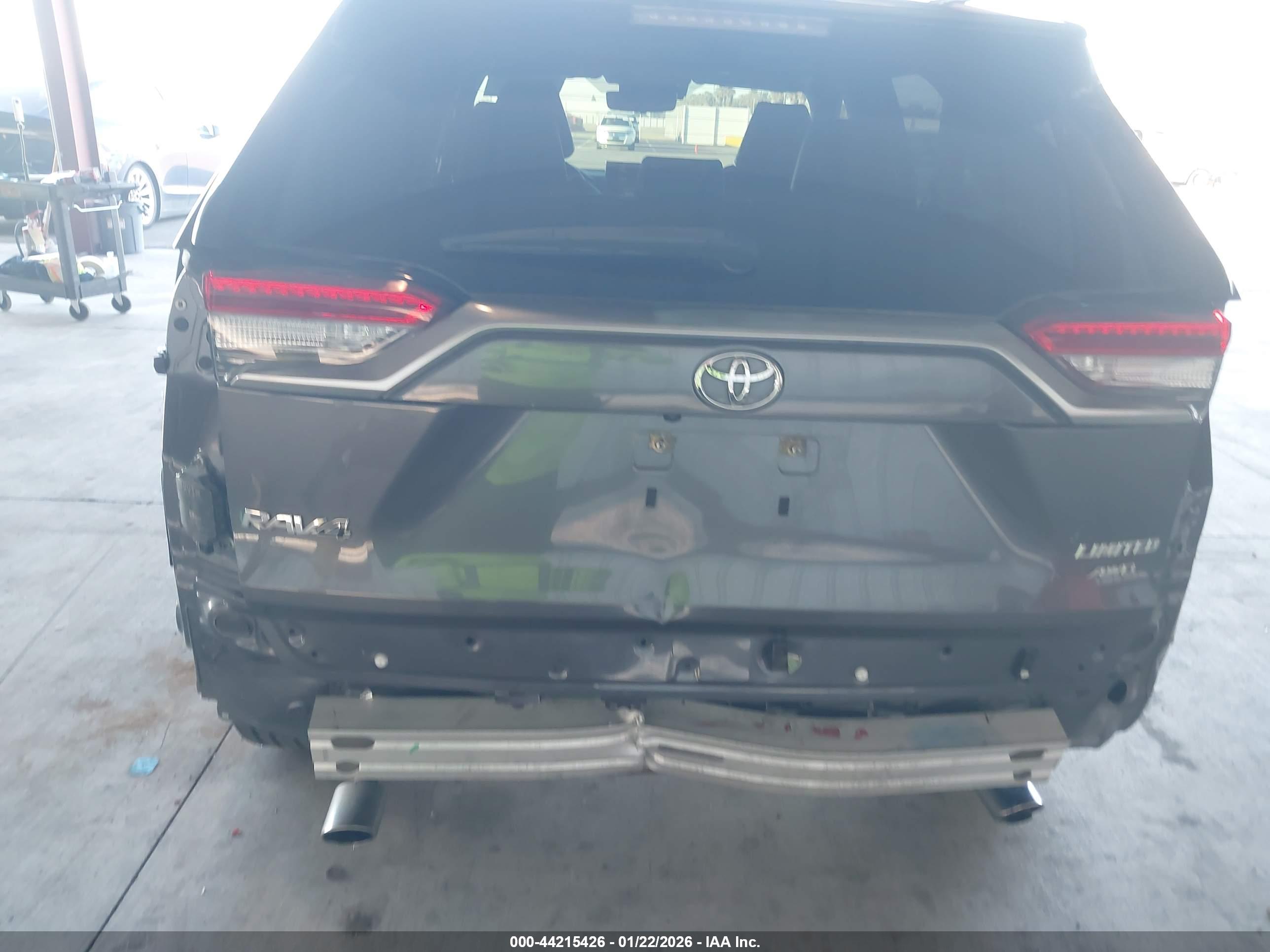 TOYOTA RAV4 image 6