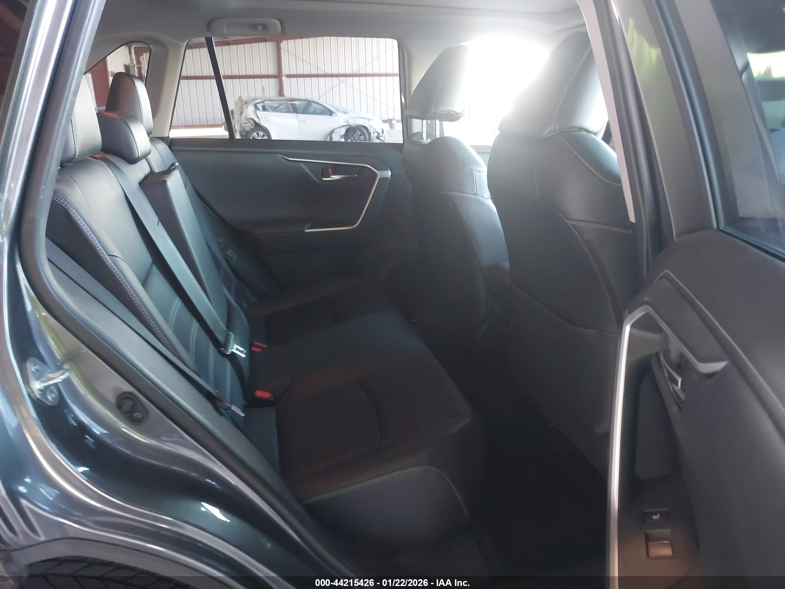 TOYOTA RAV4 image 8