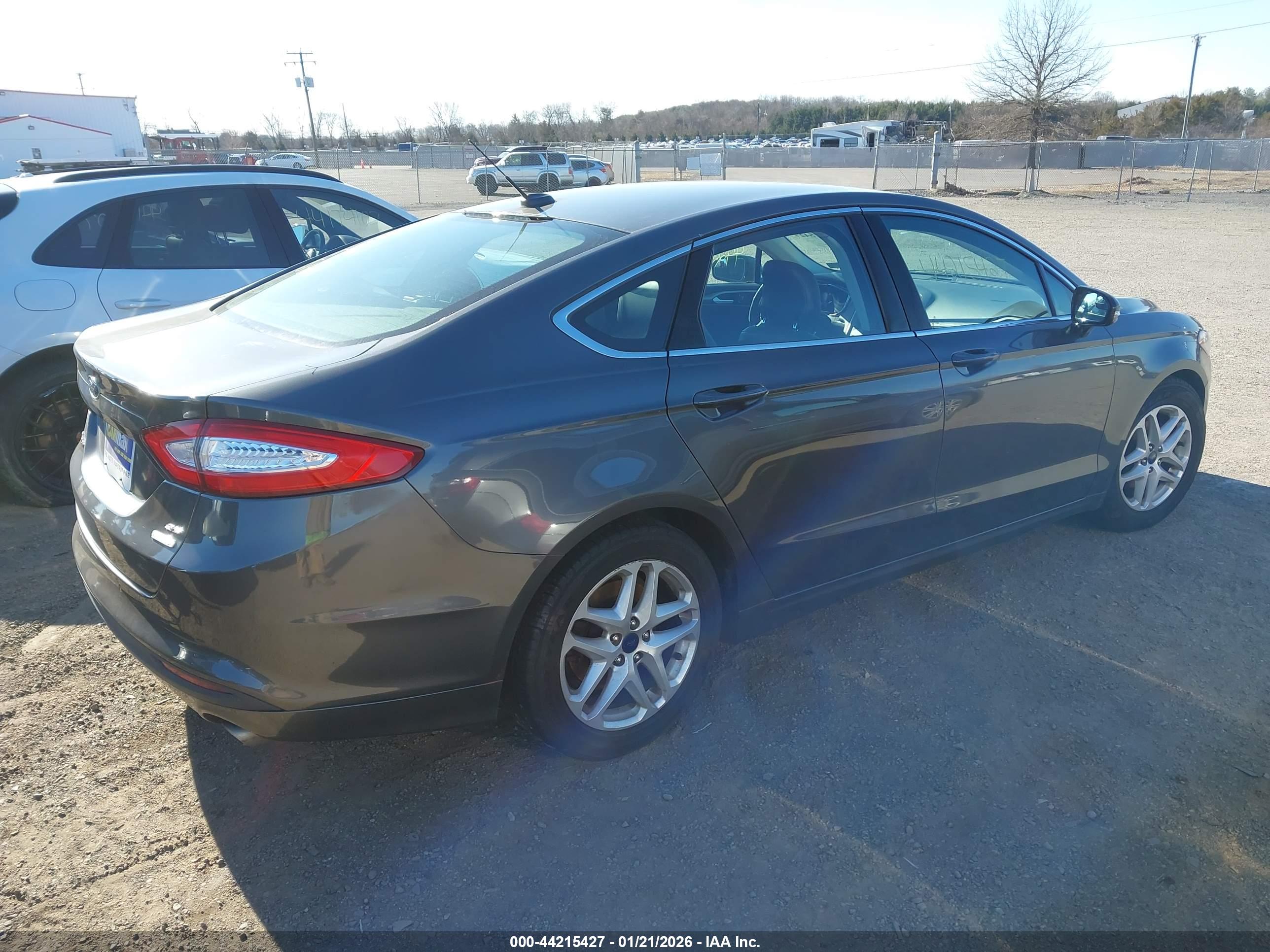 FORD FUSION image 4