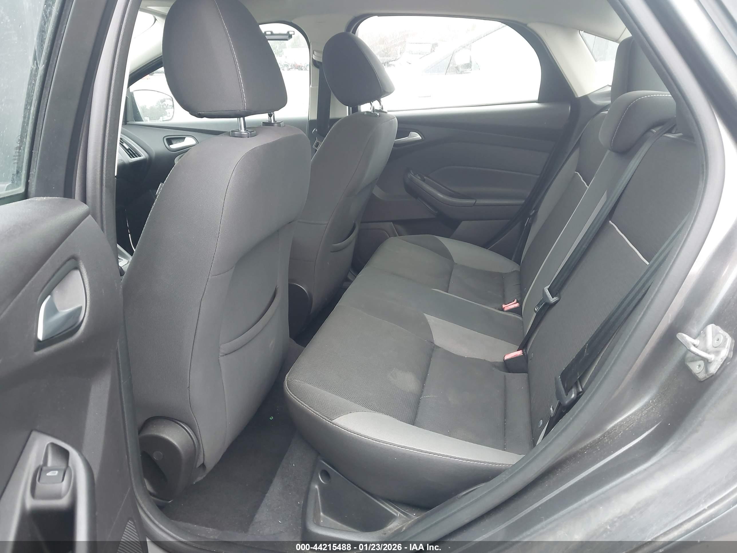 FORD FOCUS image 8