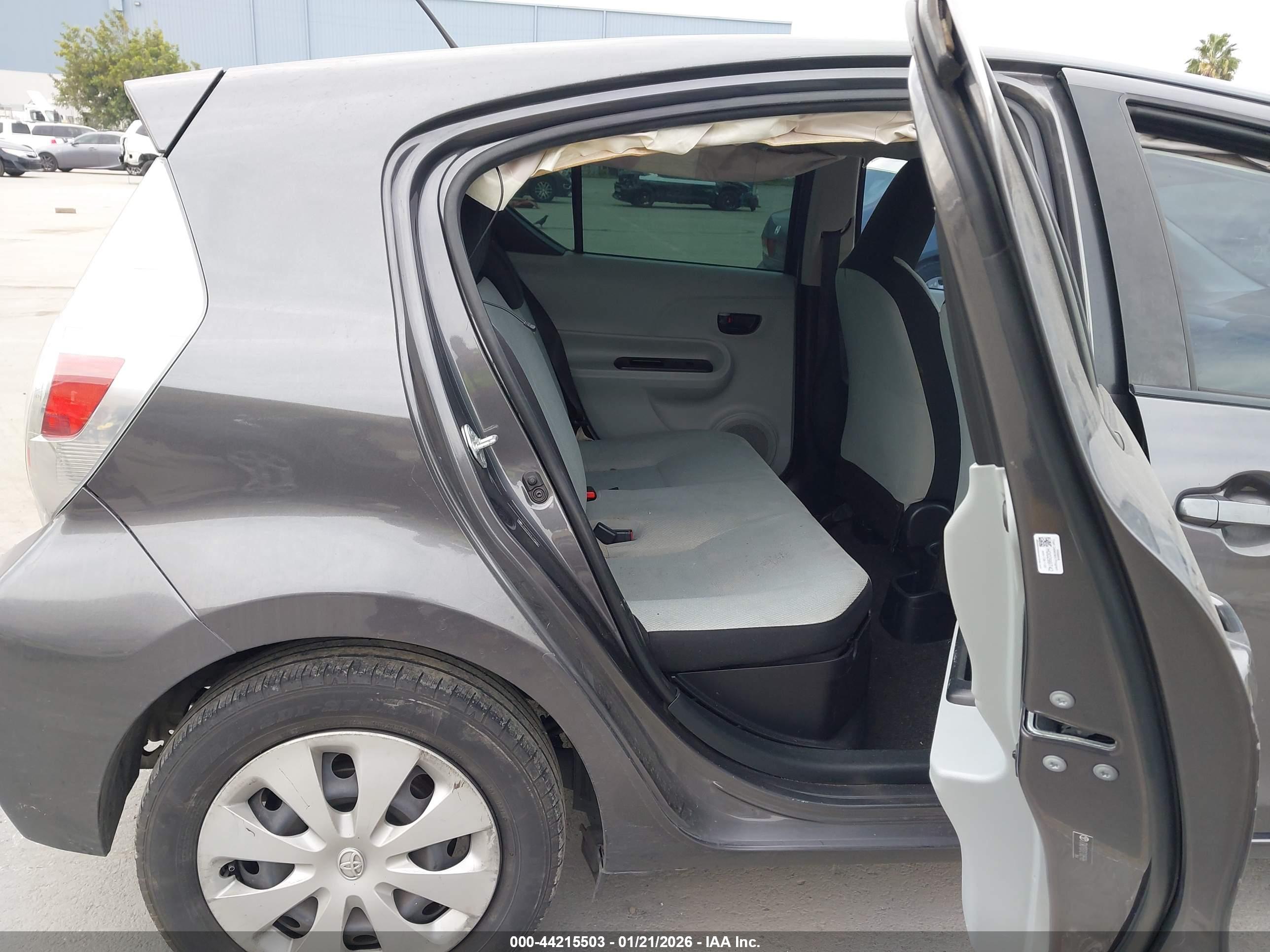 TOYOTA PRIUS image 8