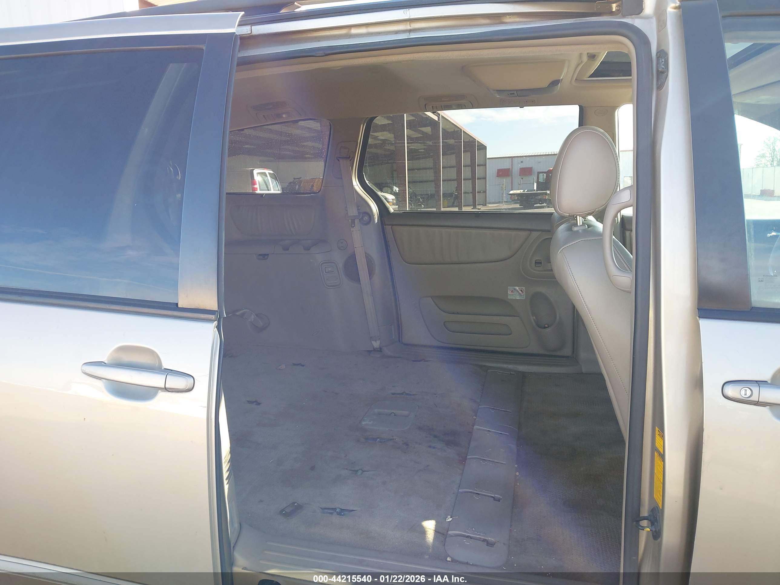 TOYOTA SIENNA image 8
