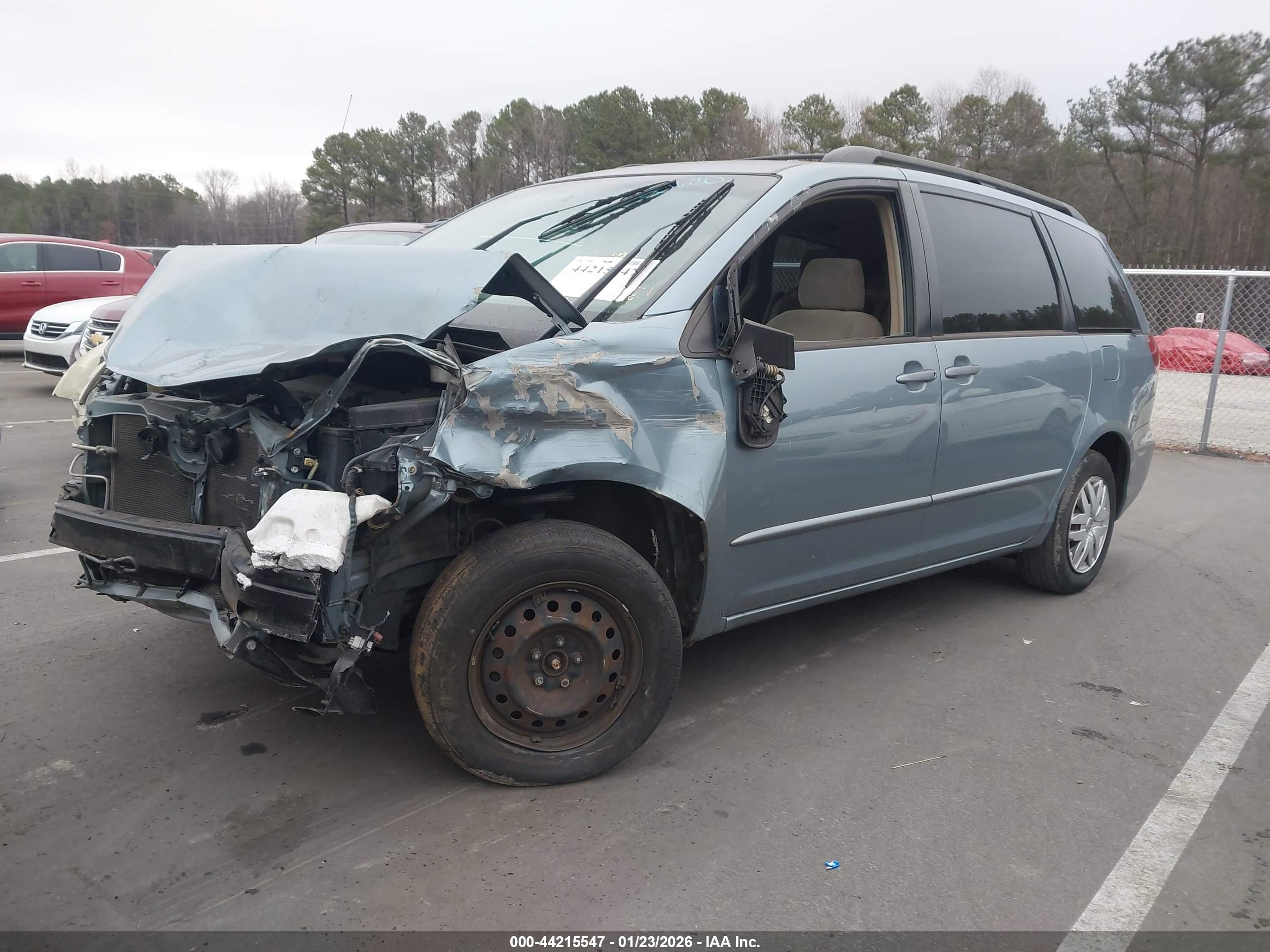 TOYOTA SIENNA image 2