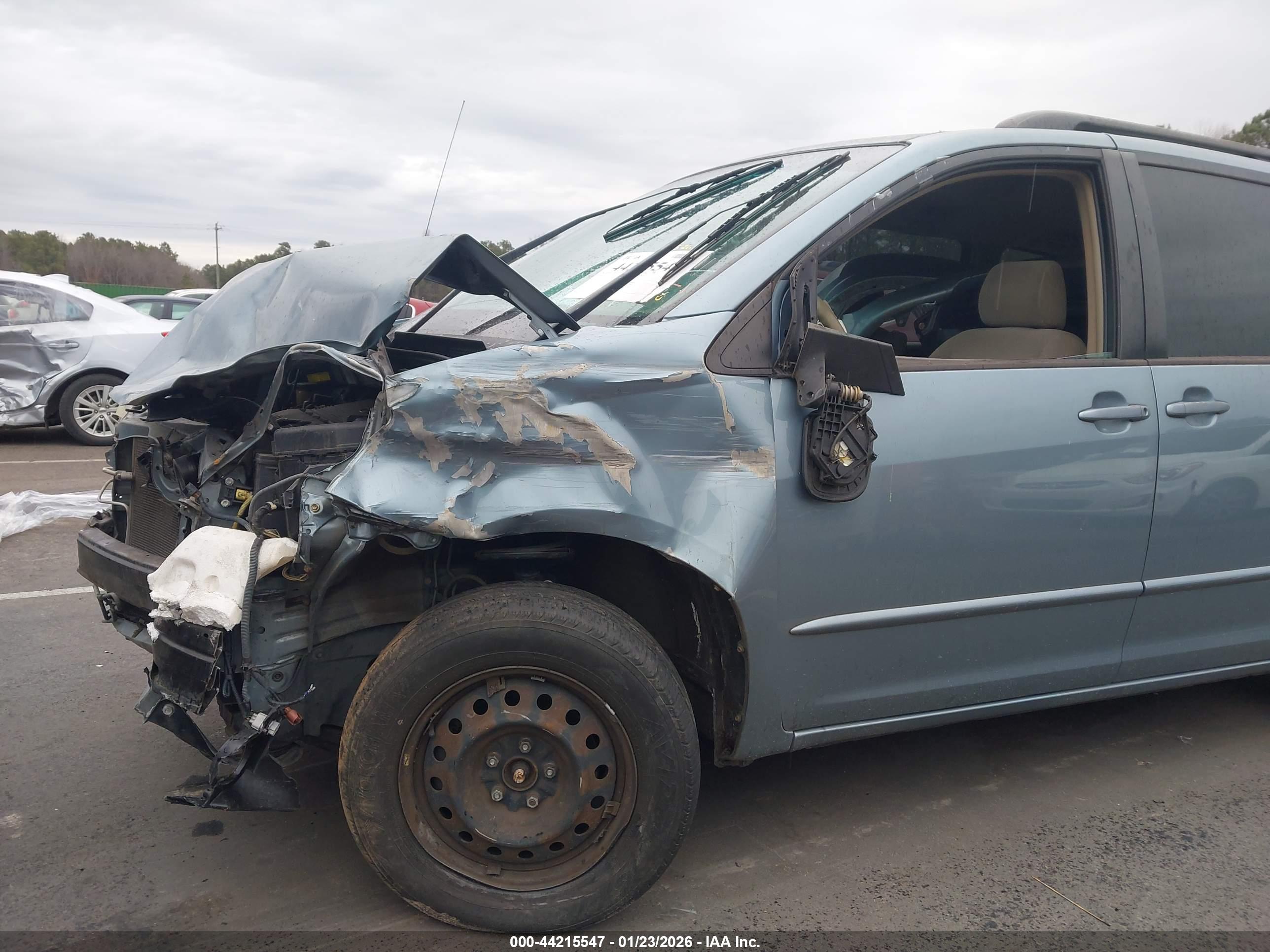 TOYOTA SIENNA image 6