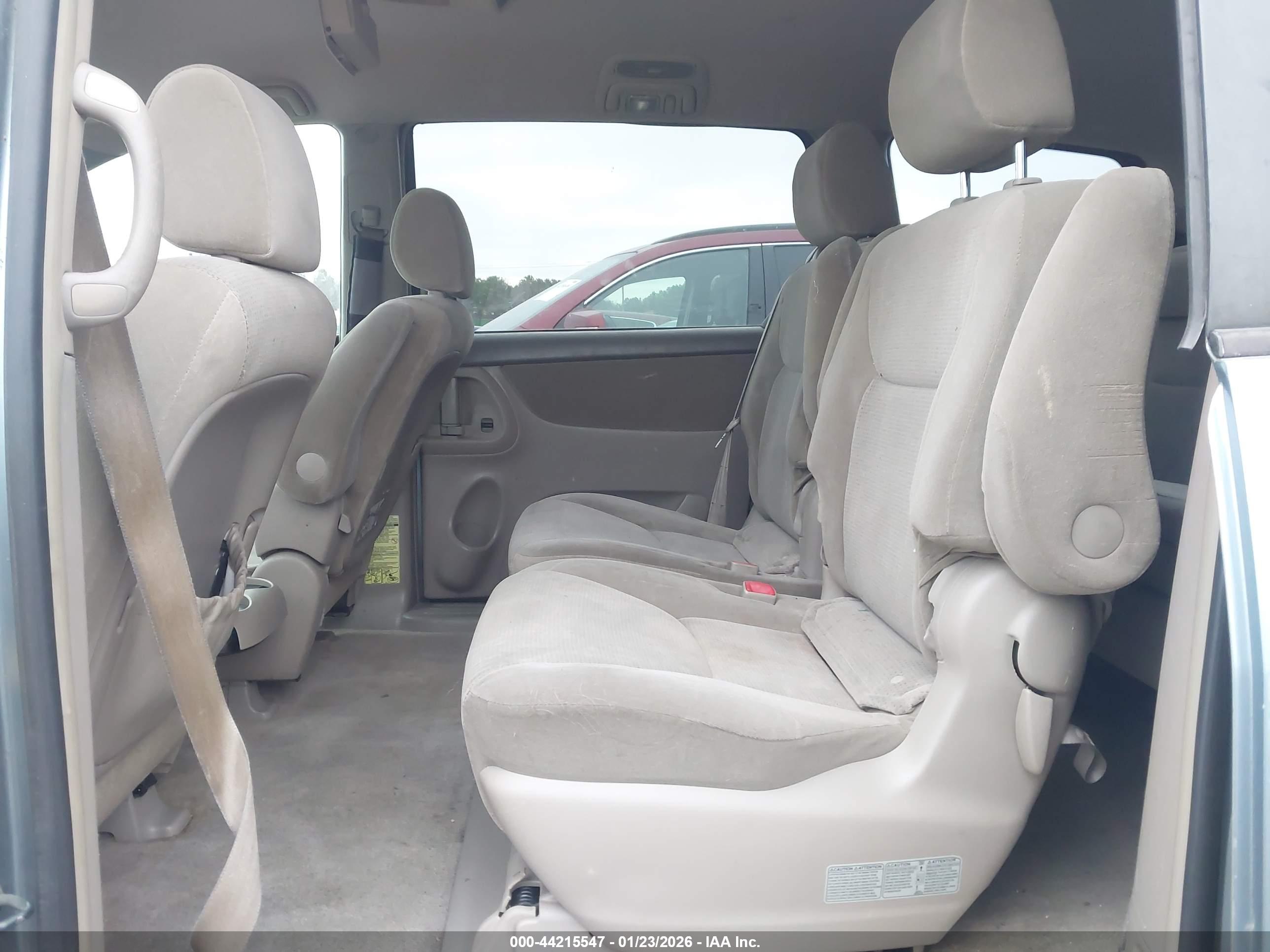 TOYOTA SIENNA image 8
