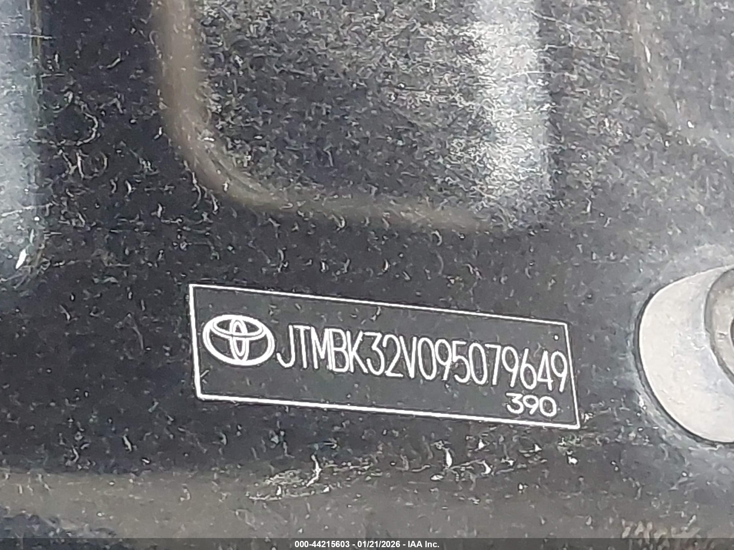 TOYOTA RAV4 image 9