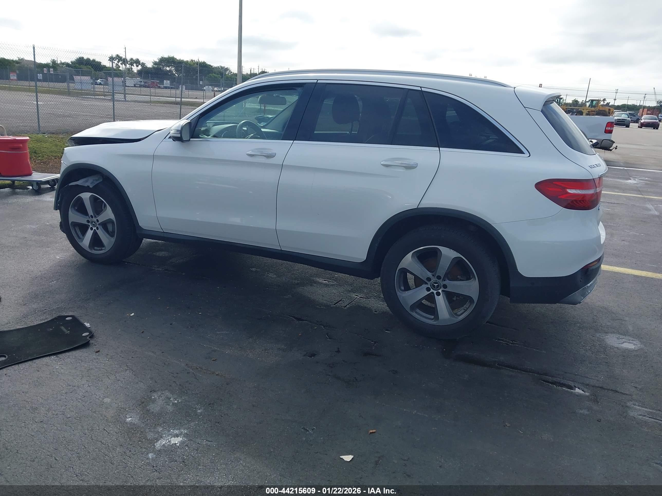 MERCEDES-BENZ GLC image 3