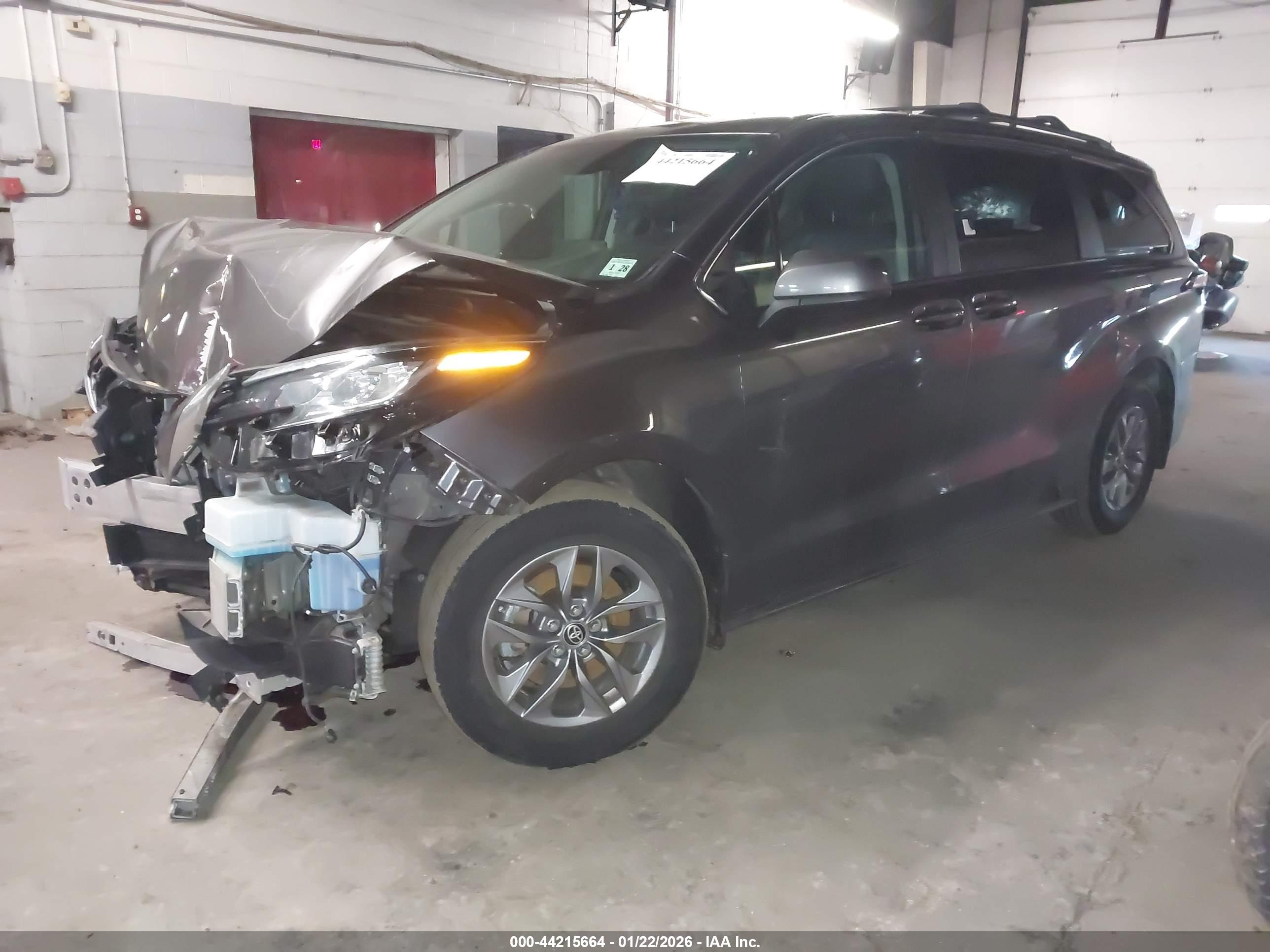 TOYOTA SIENNA image 2