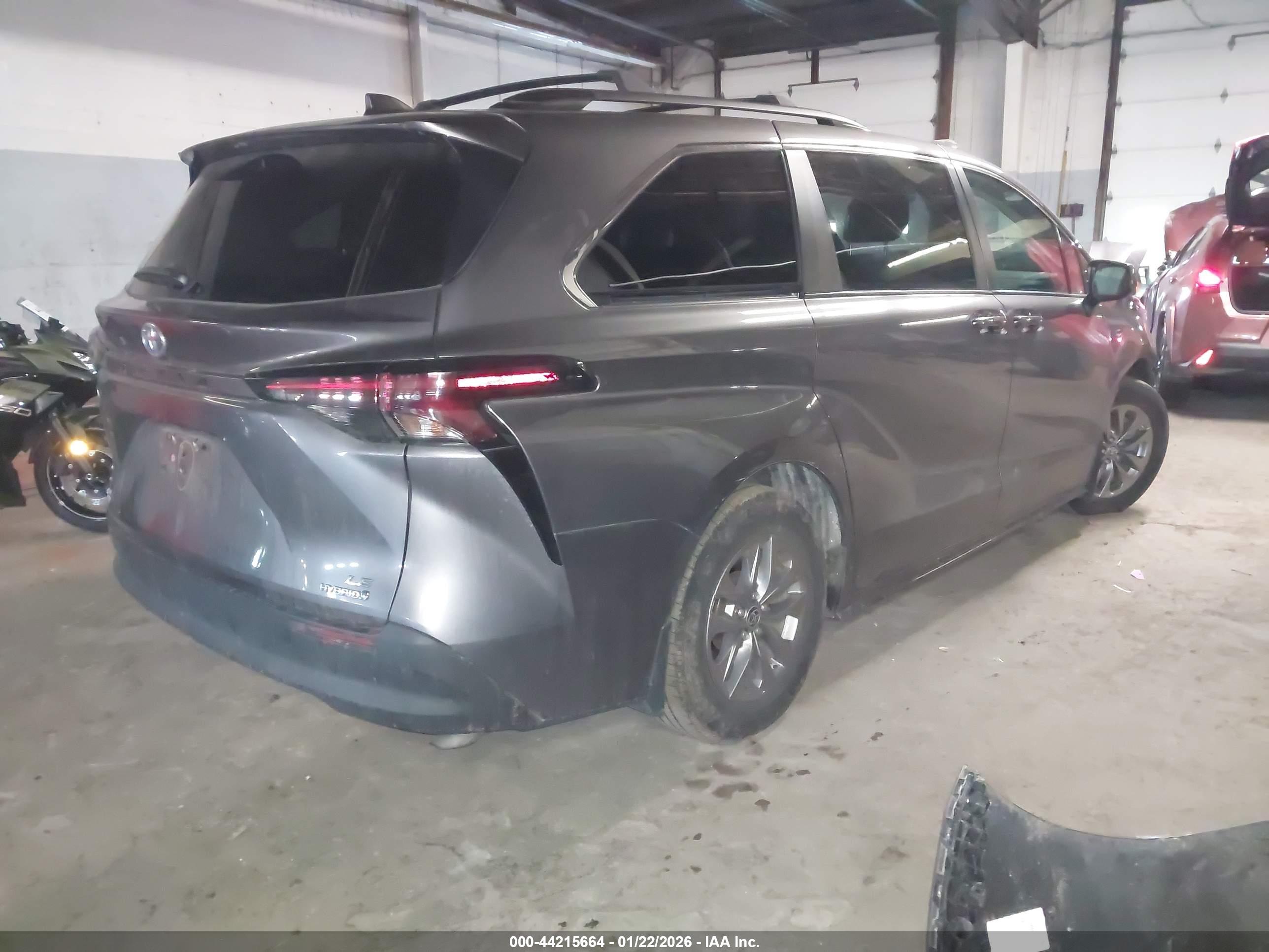 TOYOTA SIENNA image 4