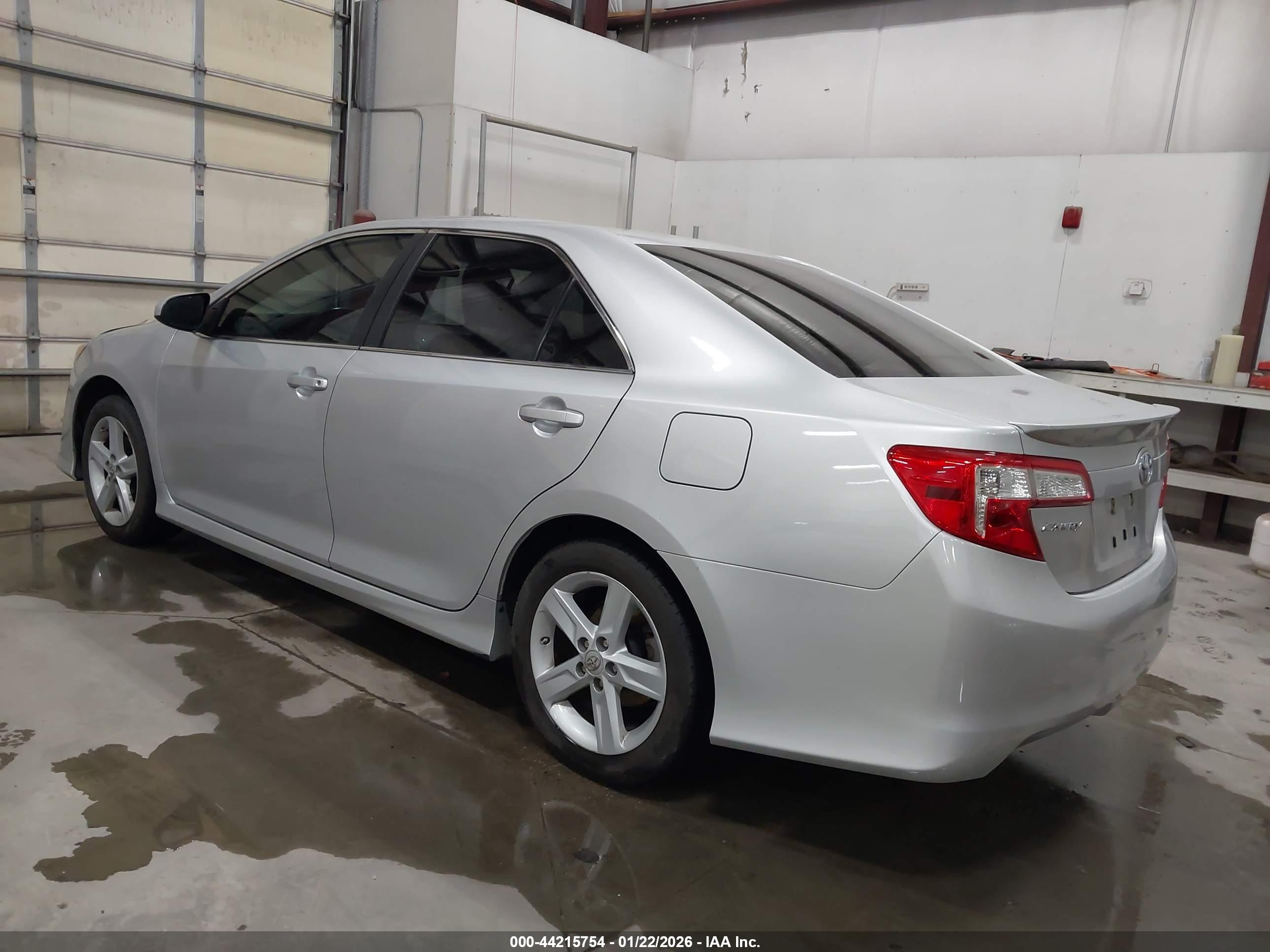 TOYOTA CAMRY image 3