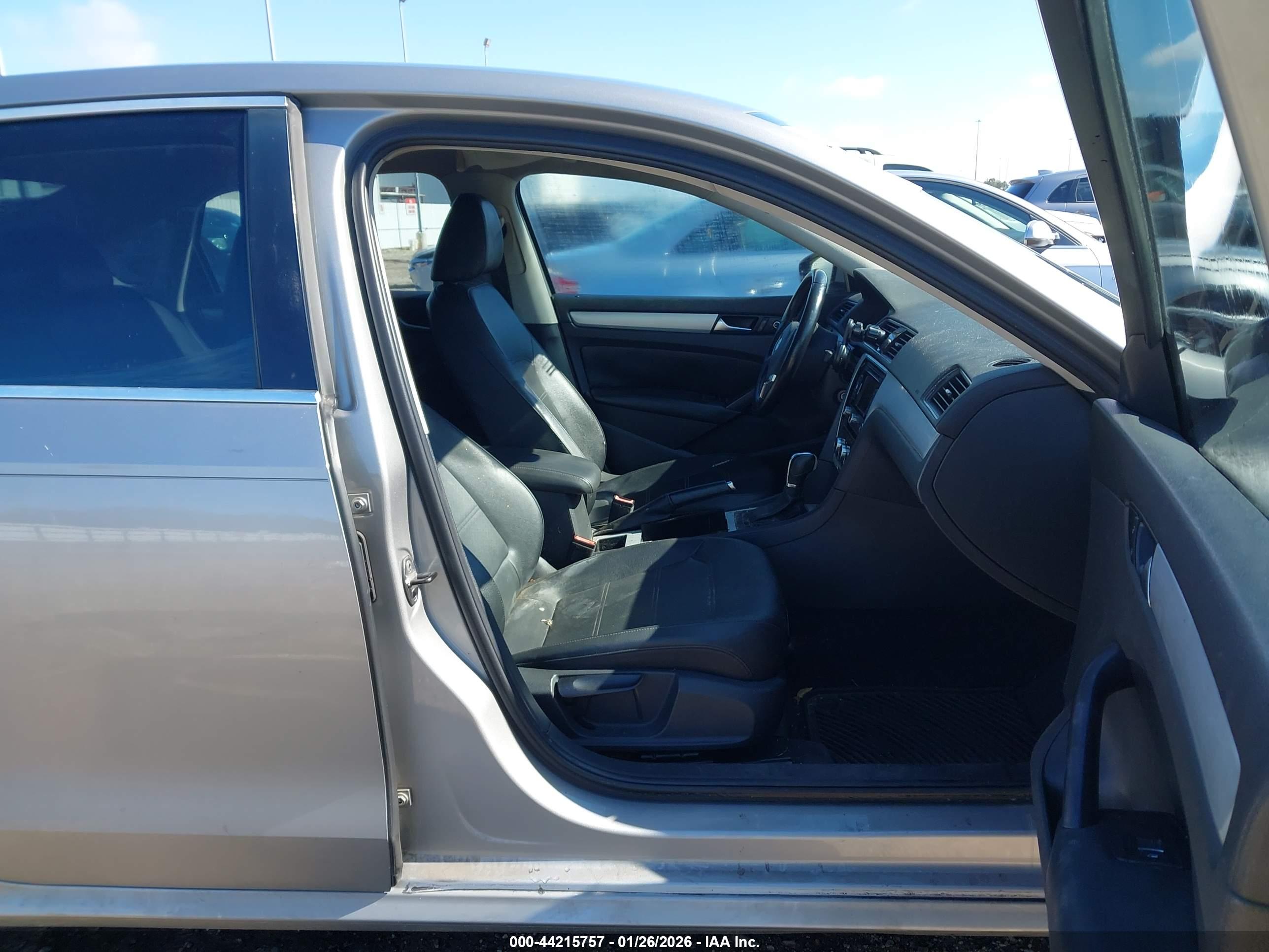 VOLKSWAGEN PASSAT image 5