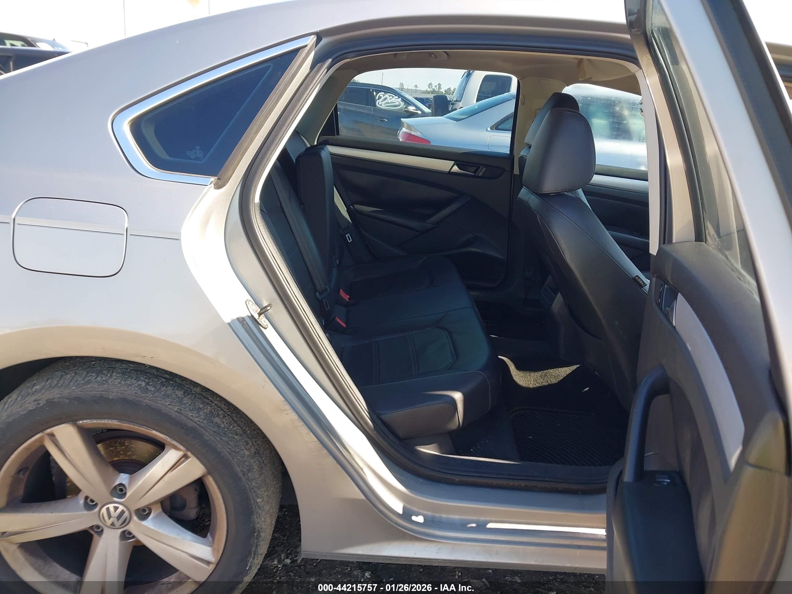 VOLKSWAGEN PASSAT image 8