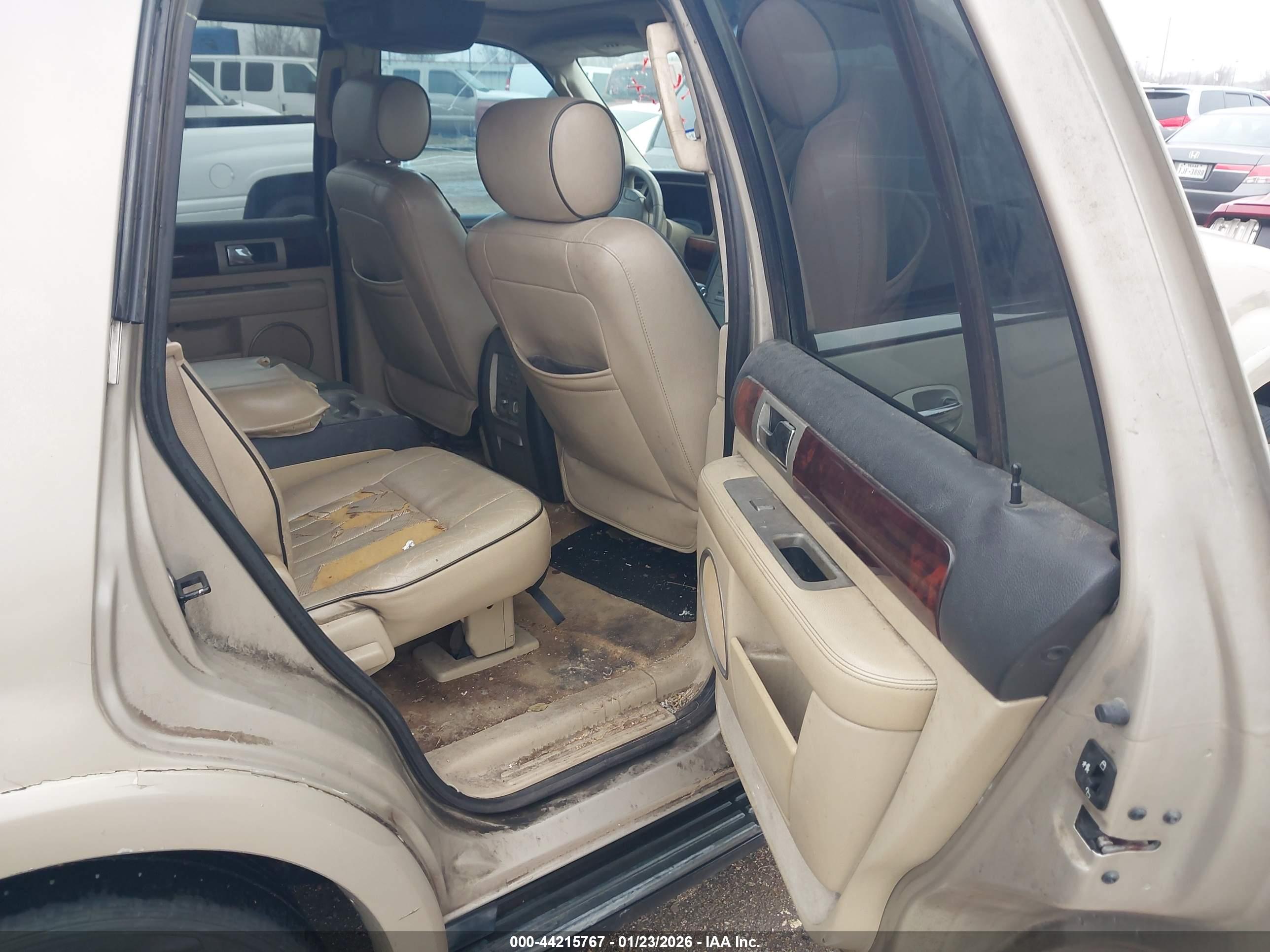LINCOLN NAVIGATOR image 8