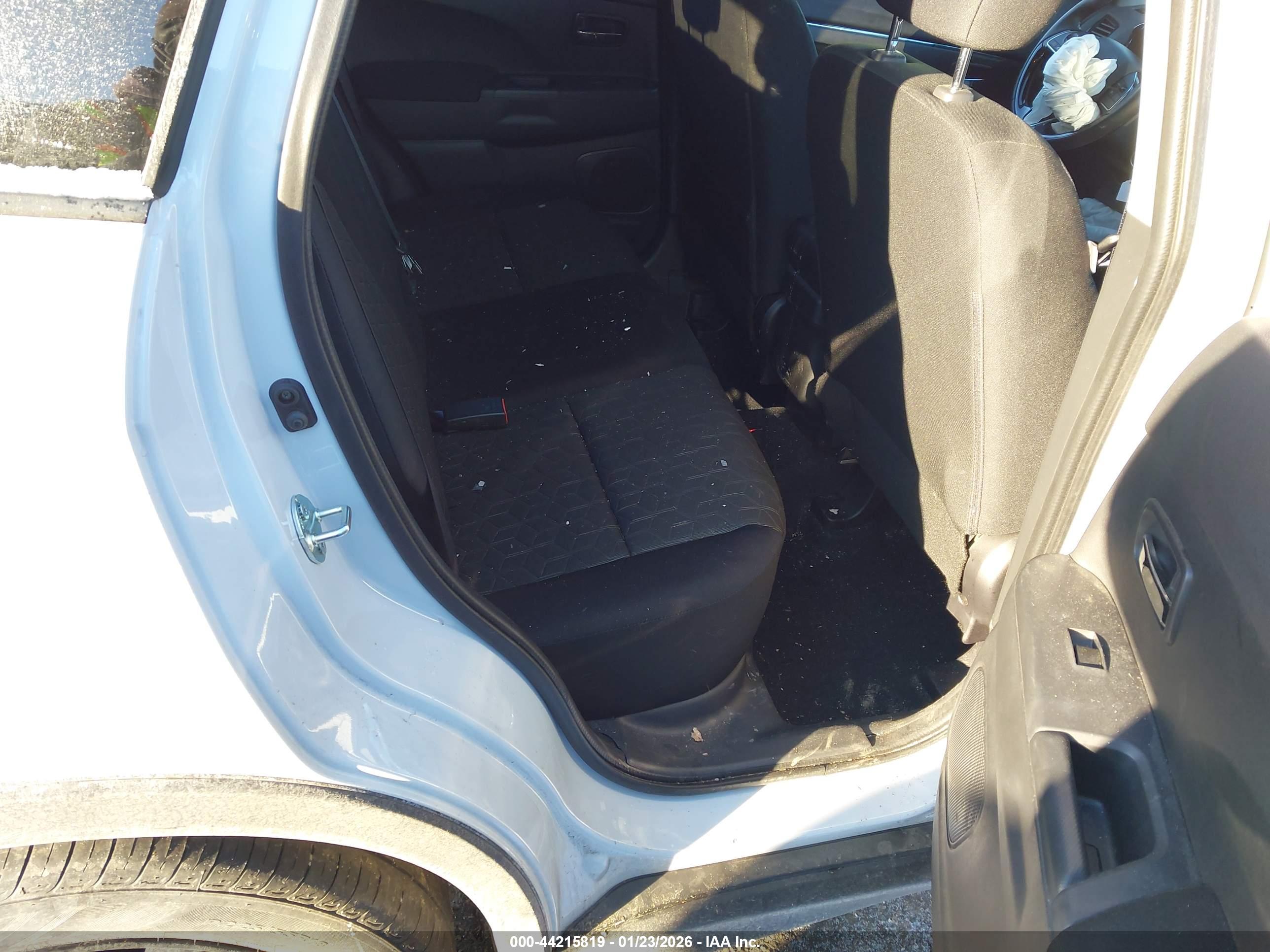 MITSUBISHI OUTLANDER image 8
