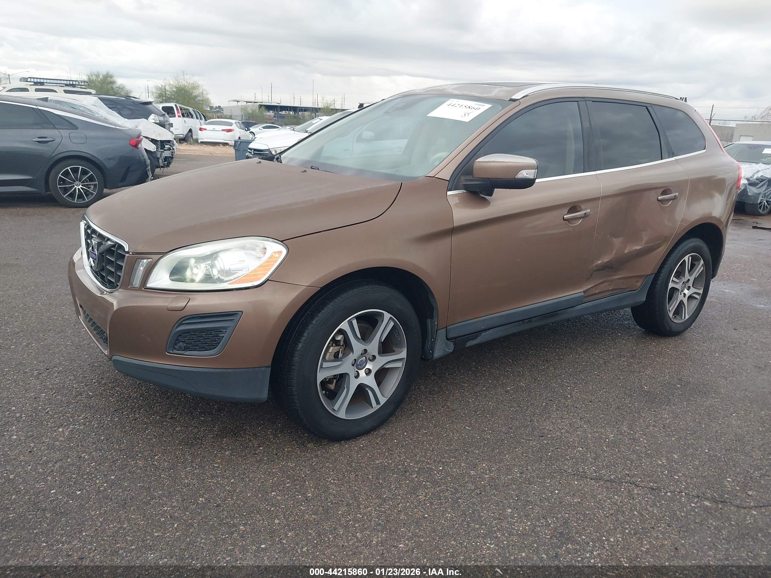 VOLVO XC60 image 2