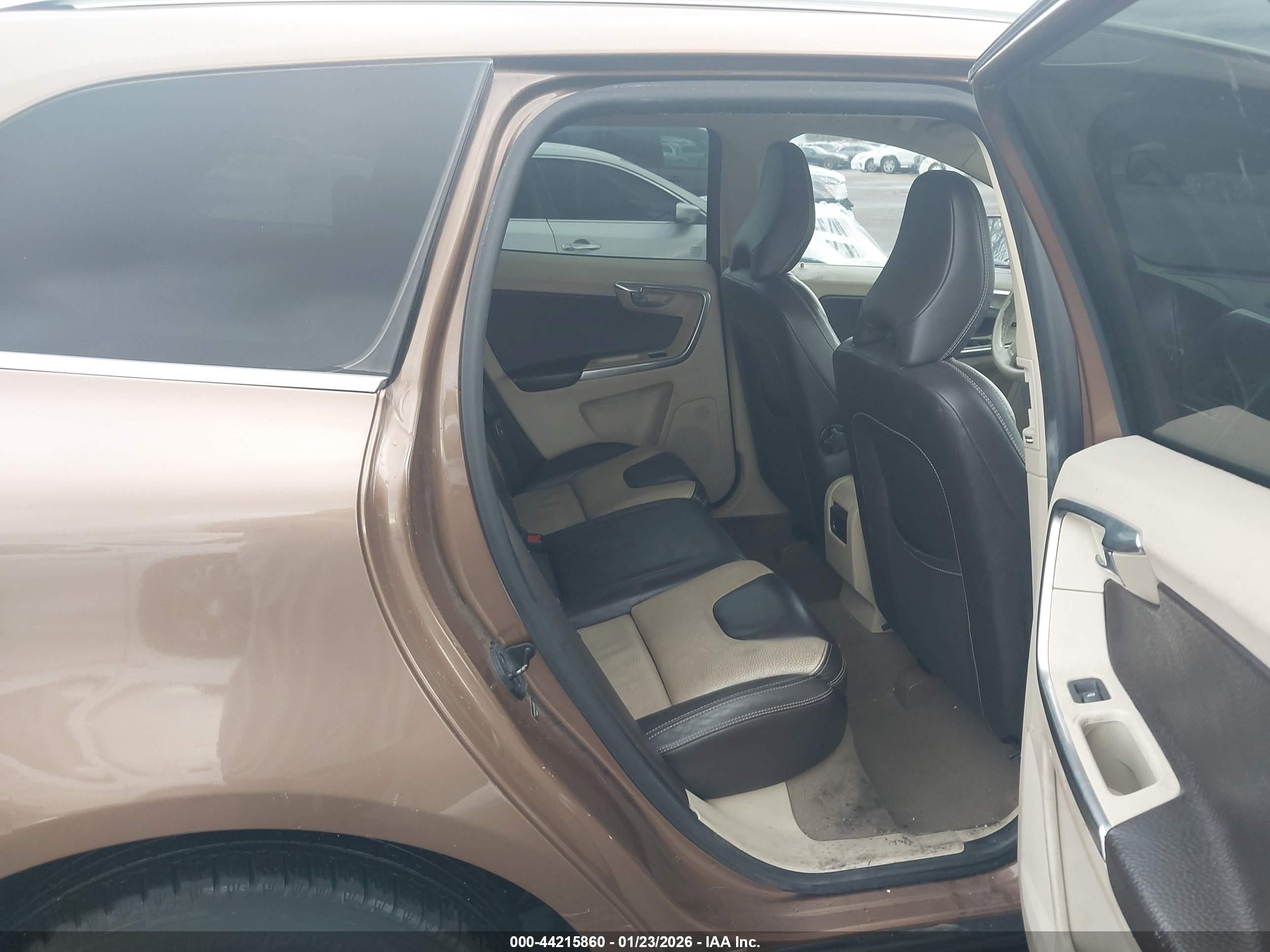 VOLVO XC60 image 8