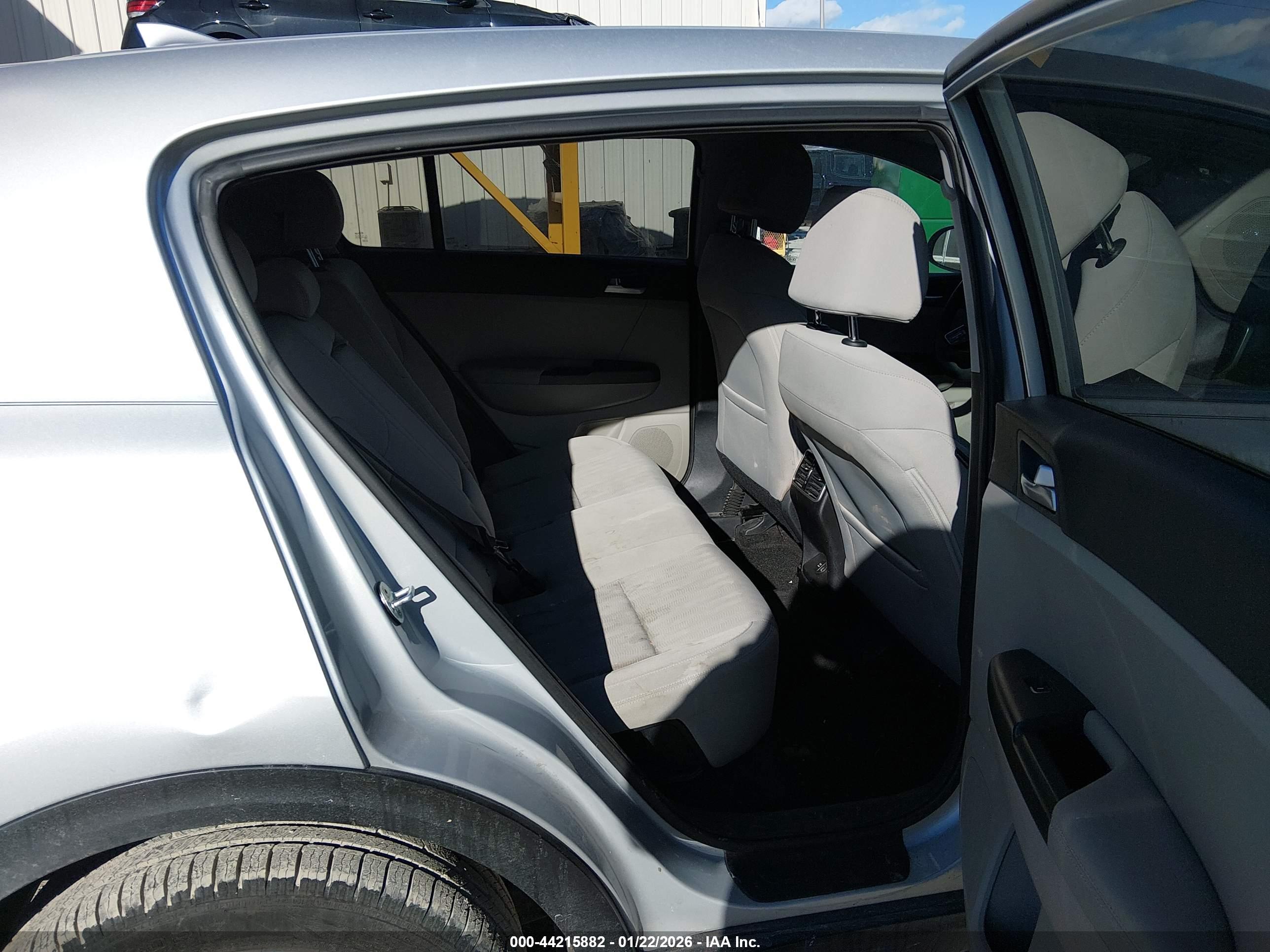 KIA SPORTAGE image 8