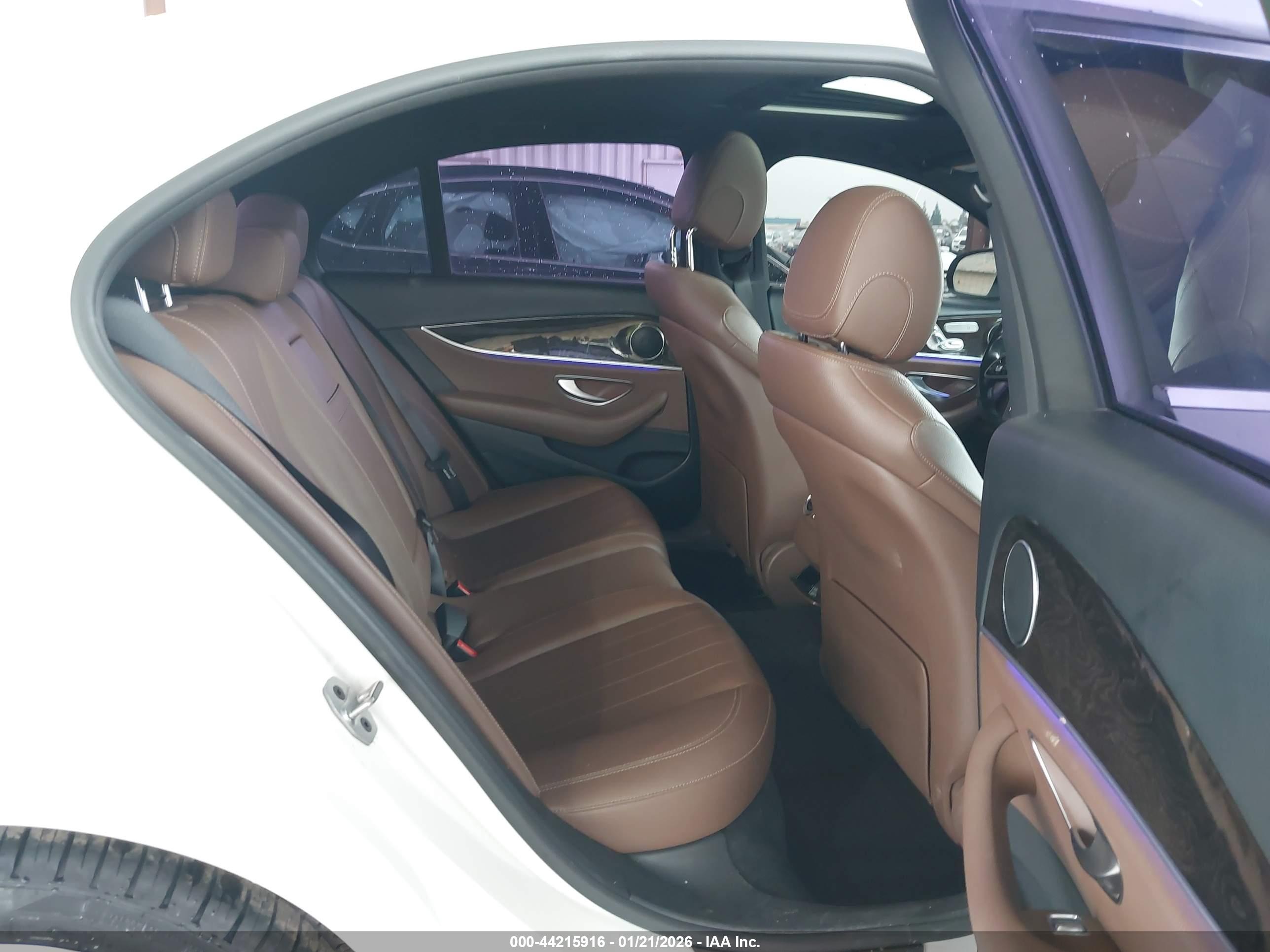 MERCEDES-BENZ E image 8