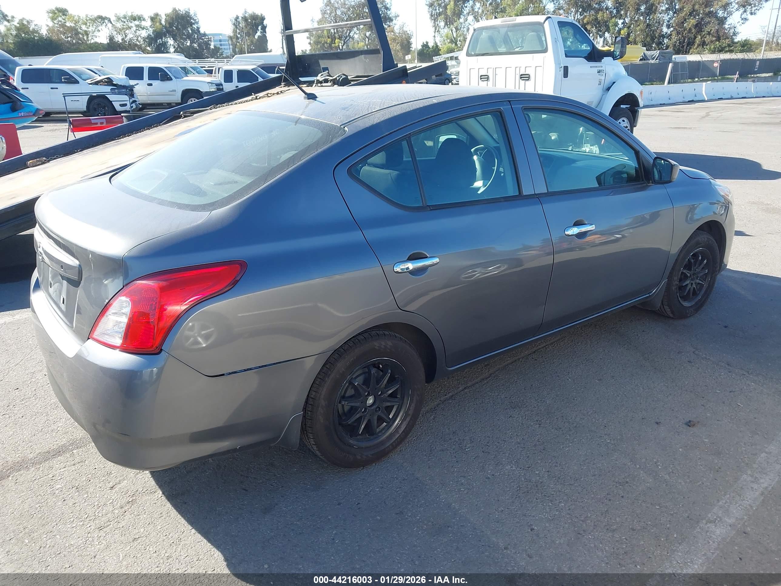 NISSAN VERSA image 4