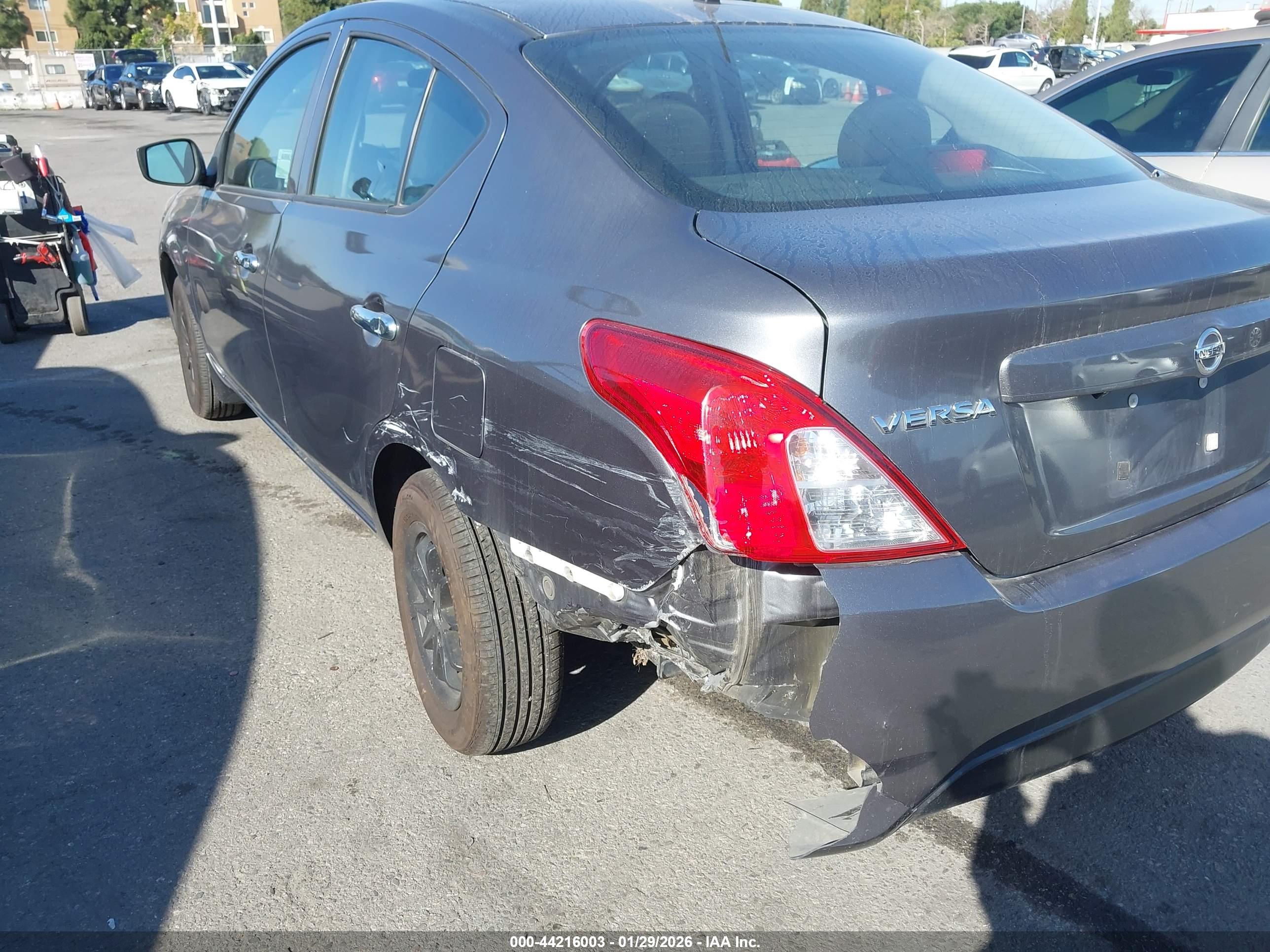 NISSAN VERSA image 6