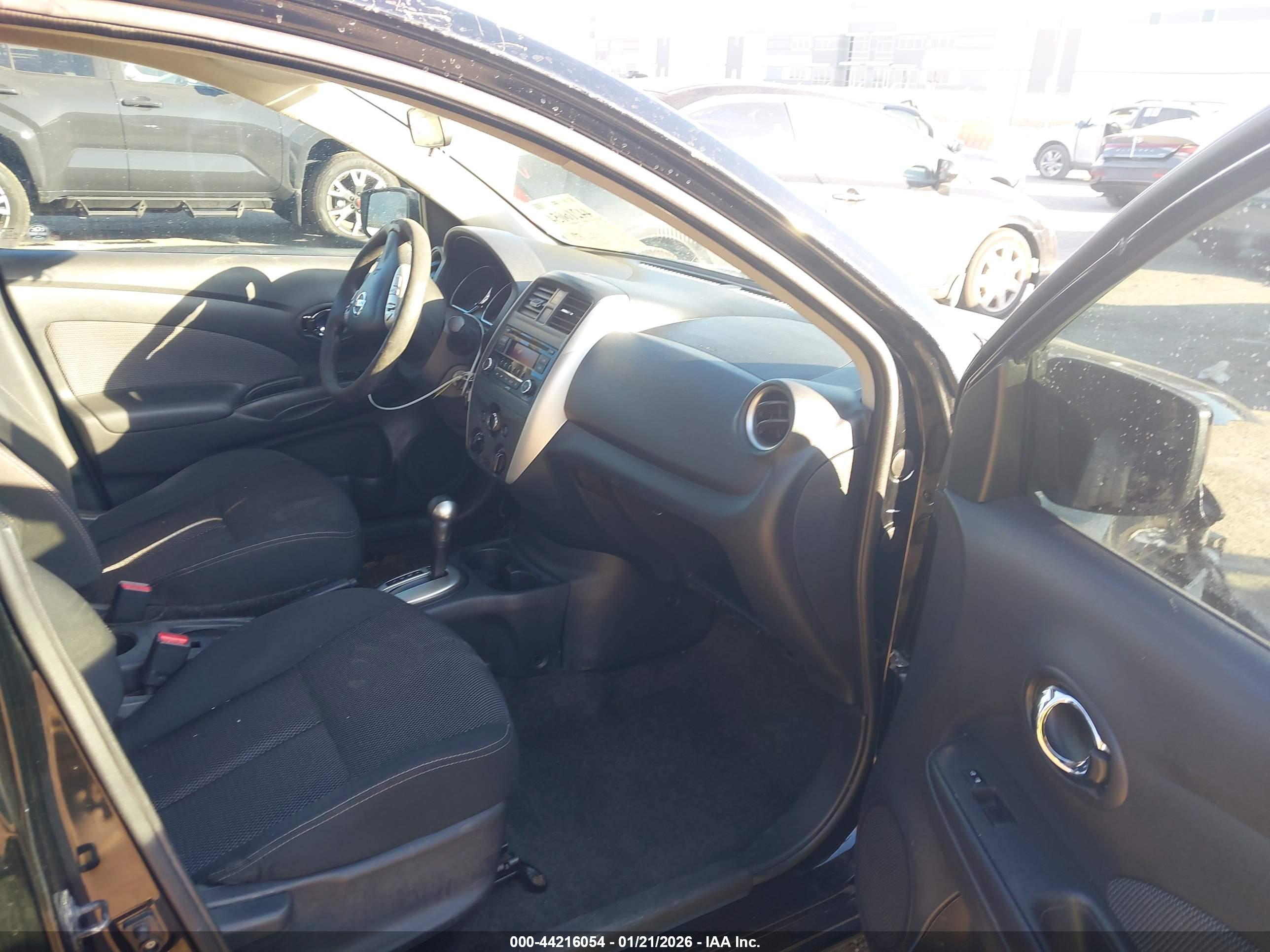 NISSAN VERSA image 5