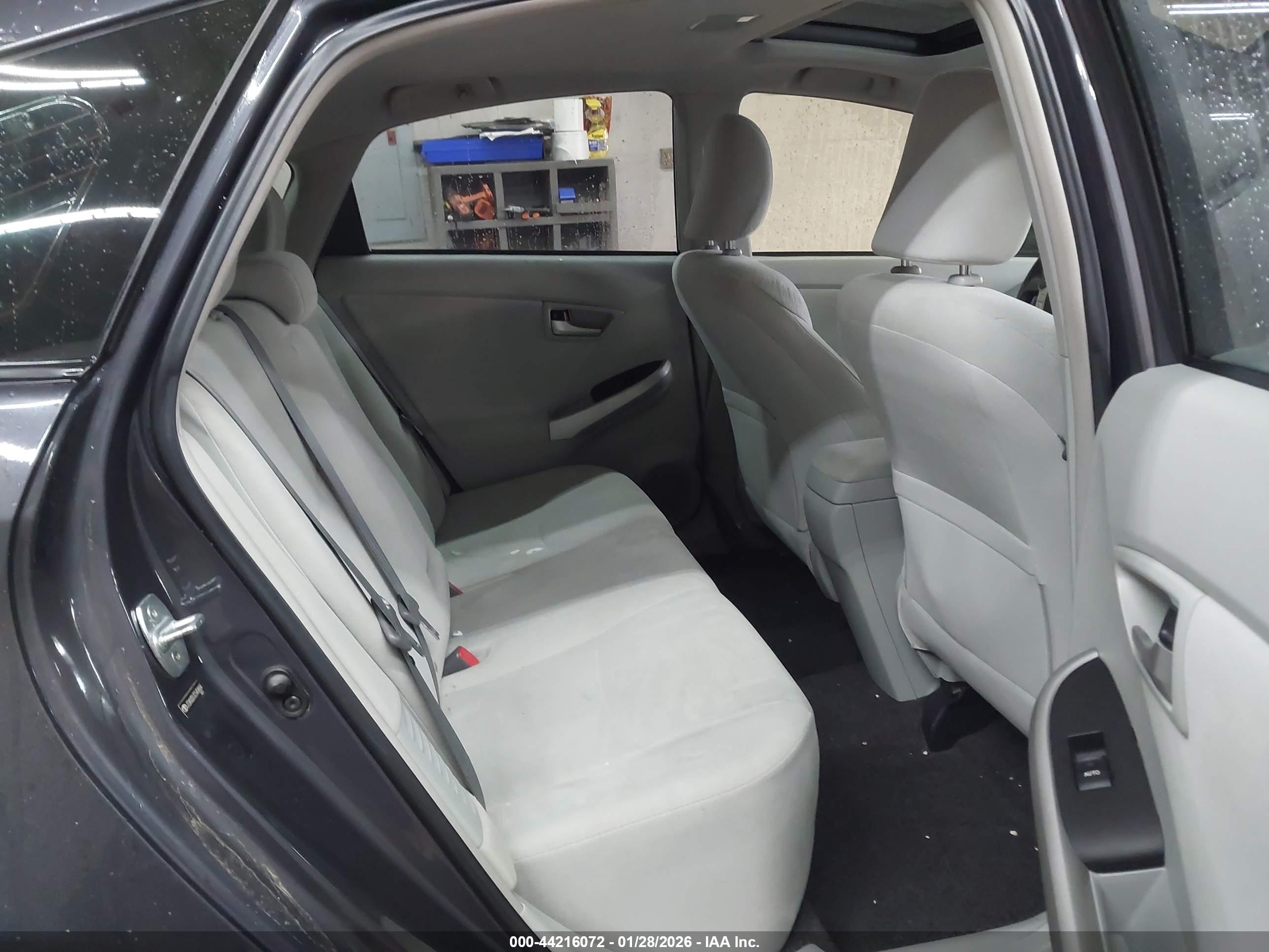 TOYOTA PRIUS image 8