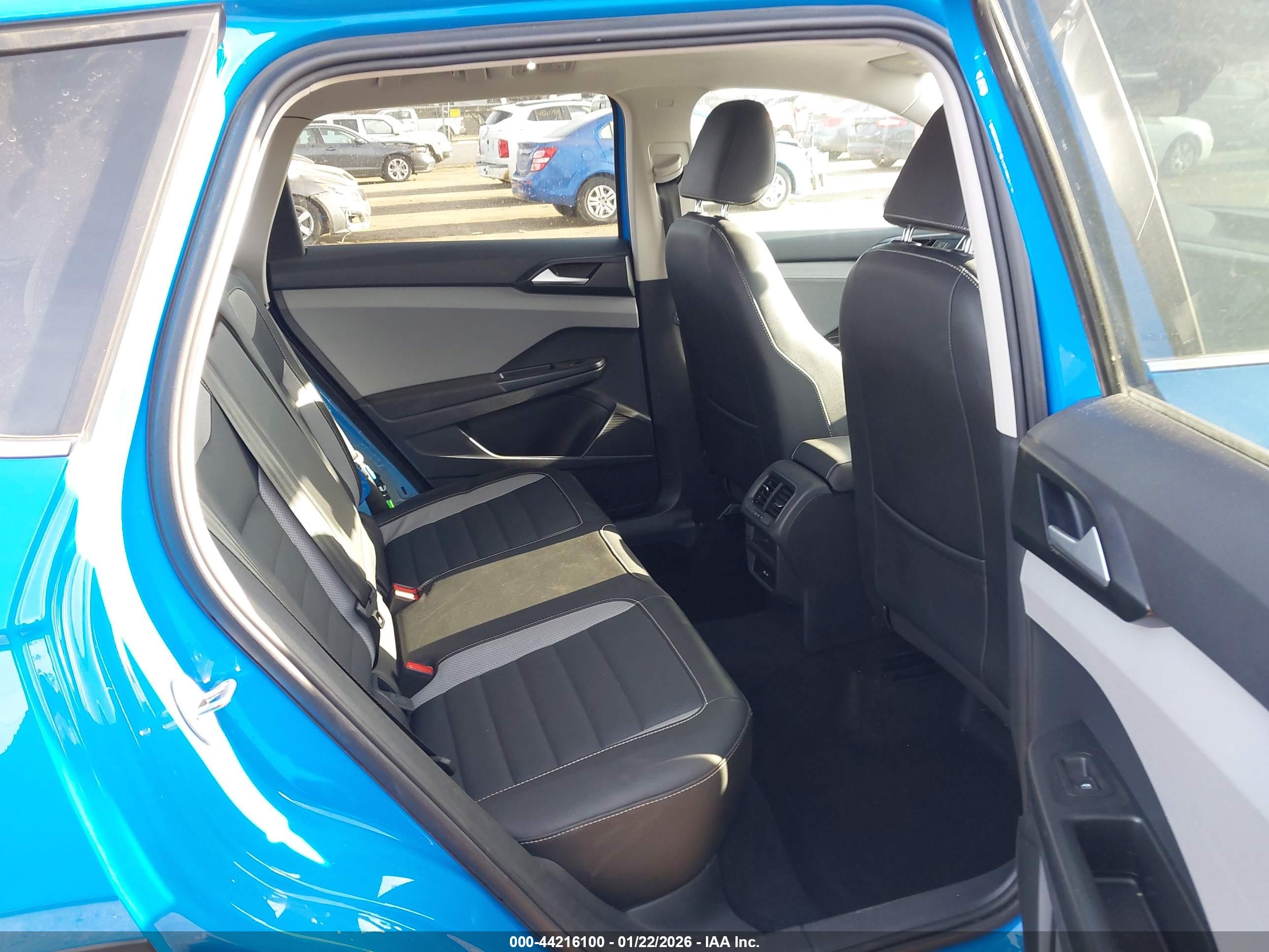 VOLKSWAGEN TAOS image 8