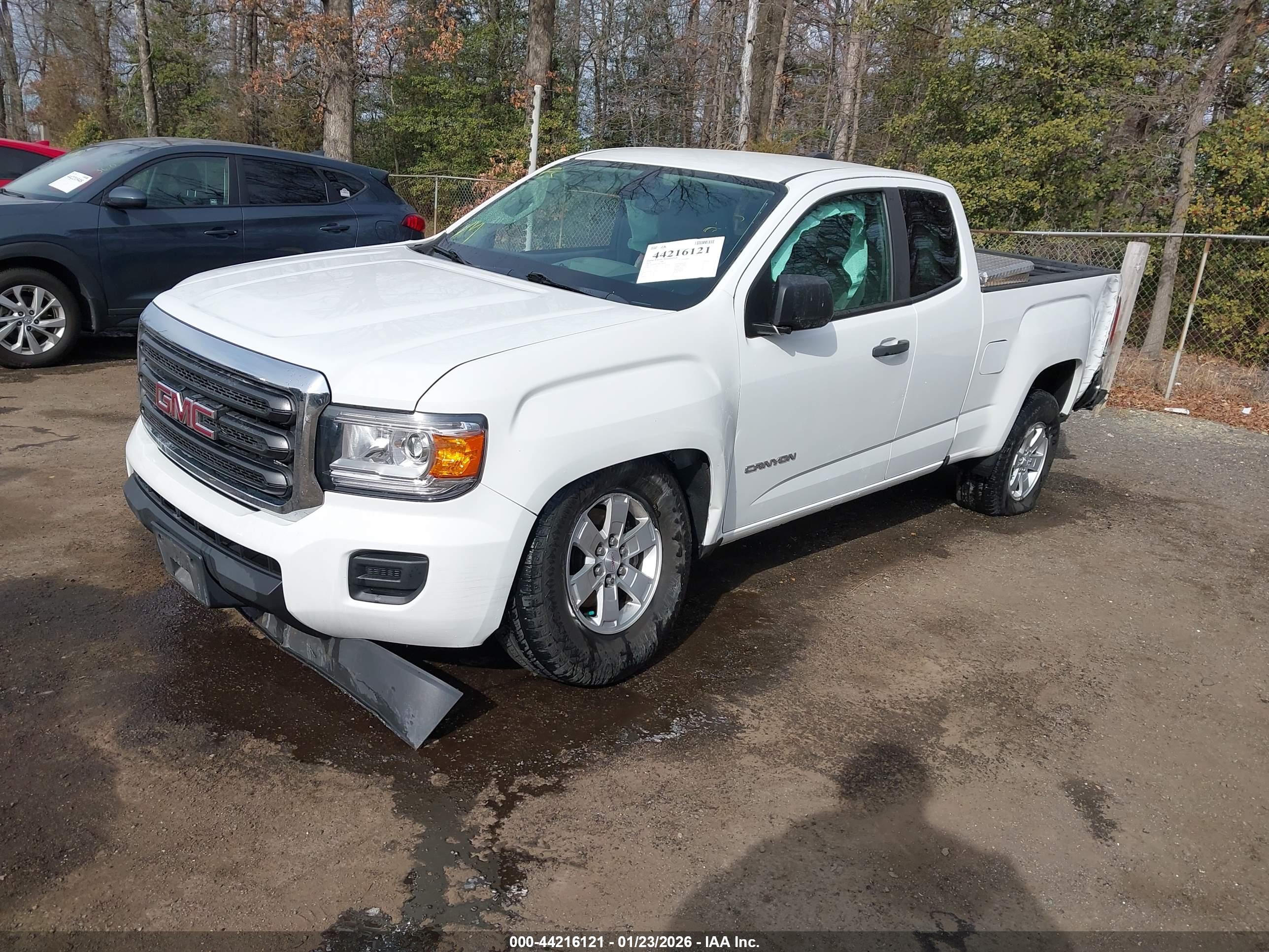 GMC CANYON image 2