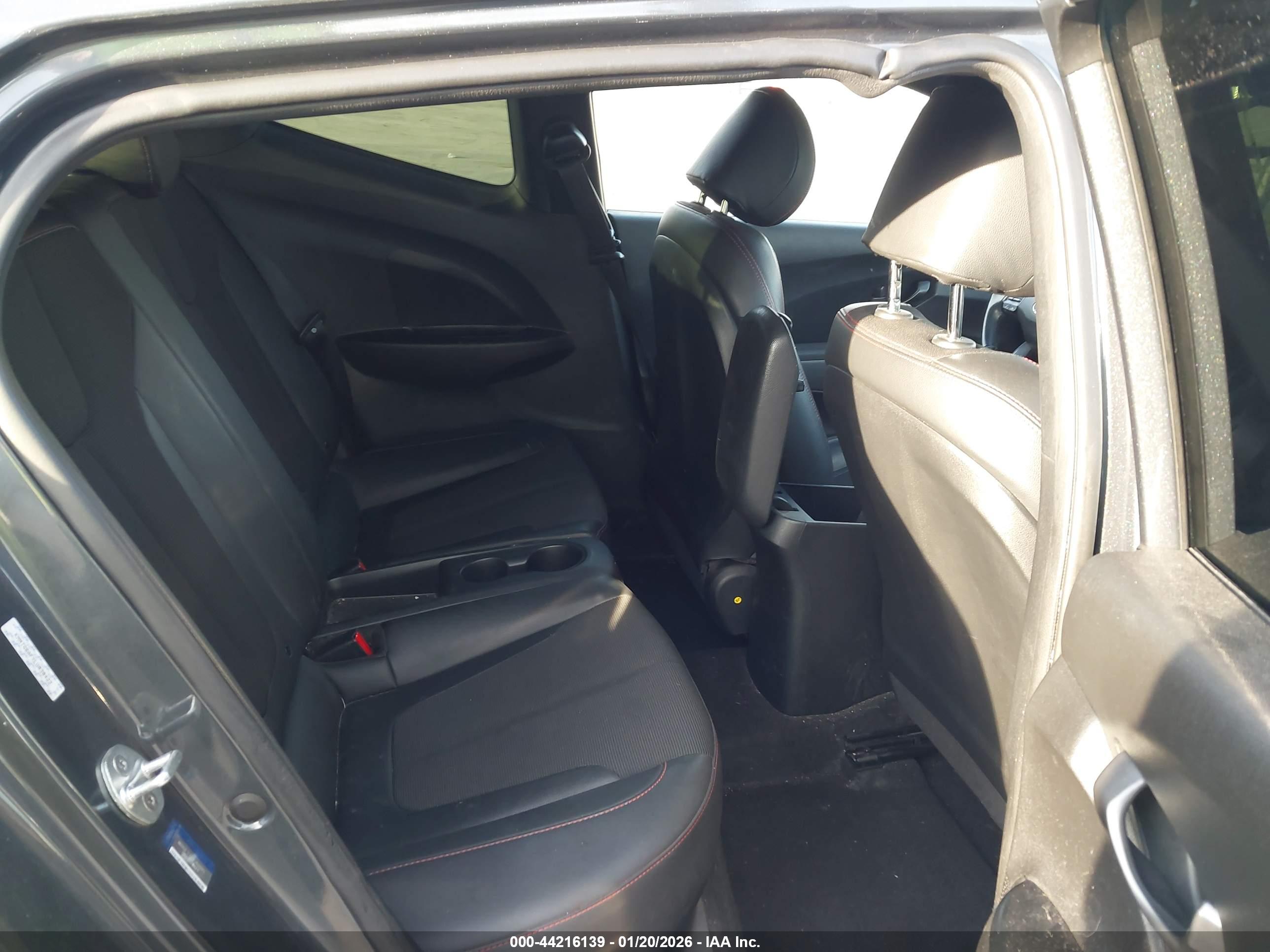 HYUNDAI VELOSTER image 8