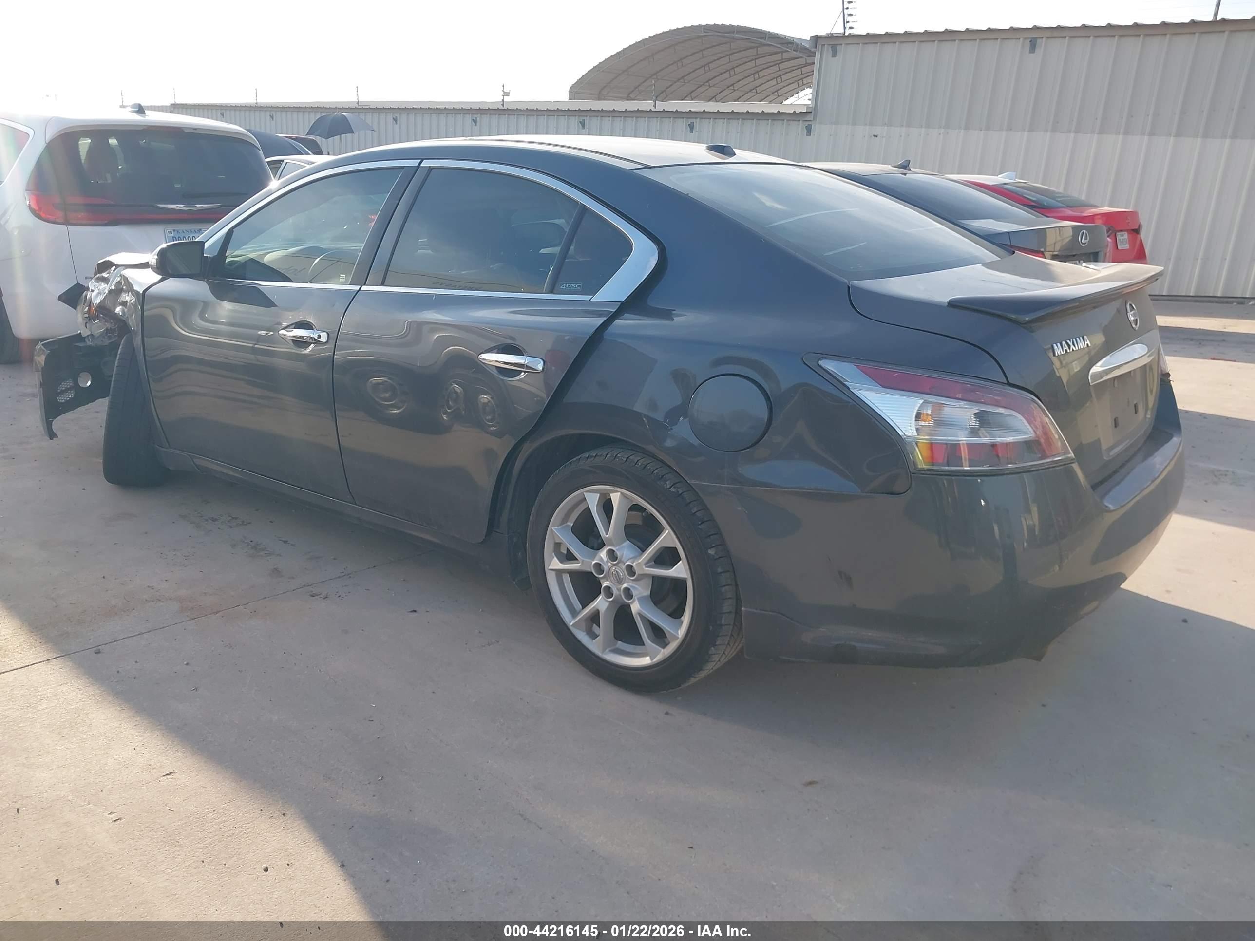 NISSAN MAXIMA image 3