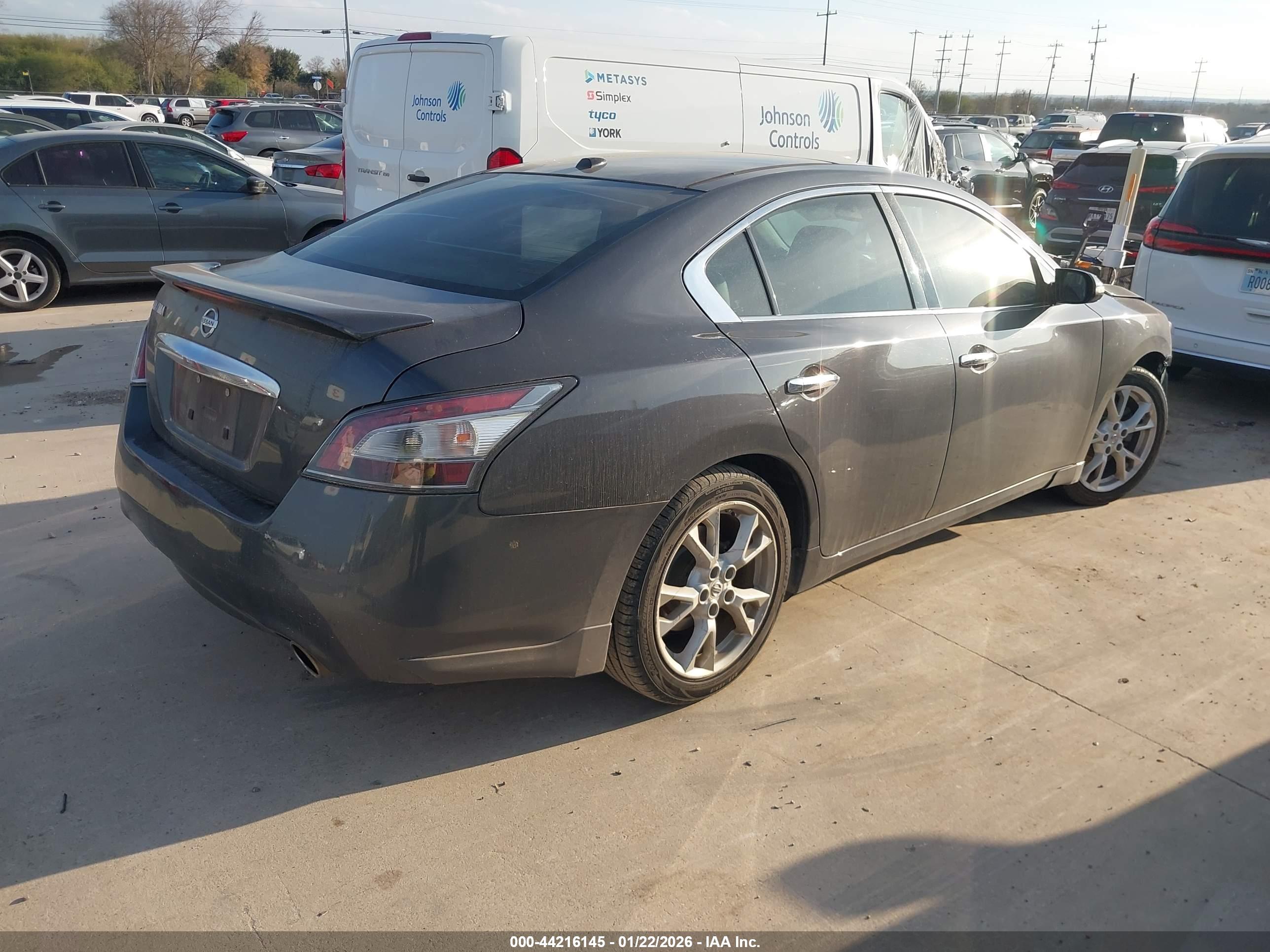 NISSAN MAXIMA image 4