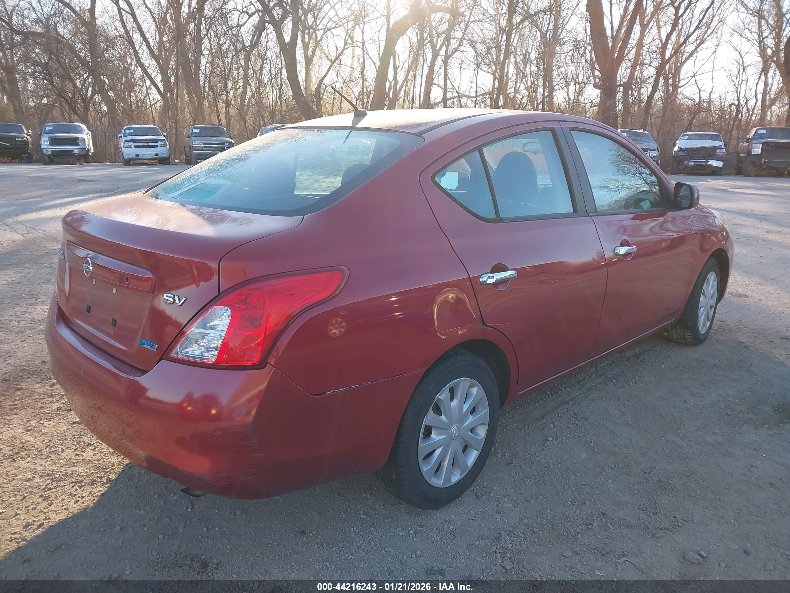 NISSAN VERSA image 4