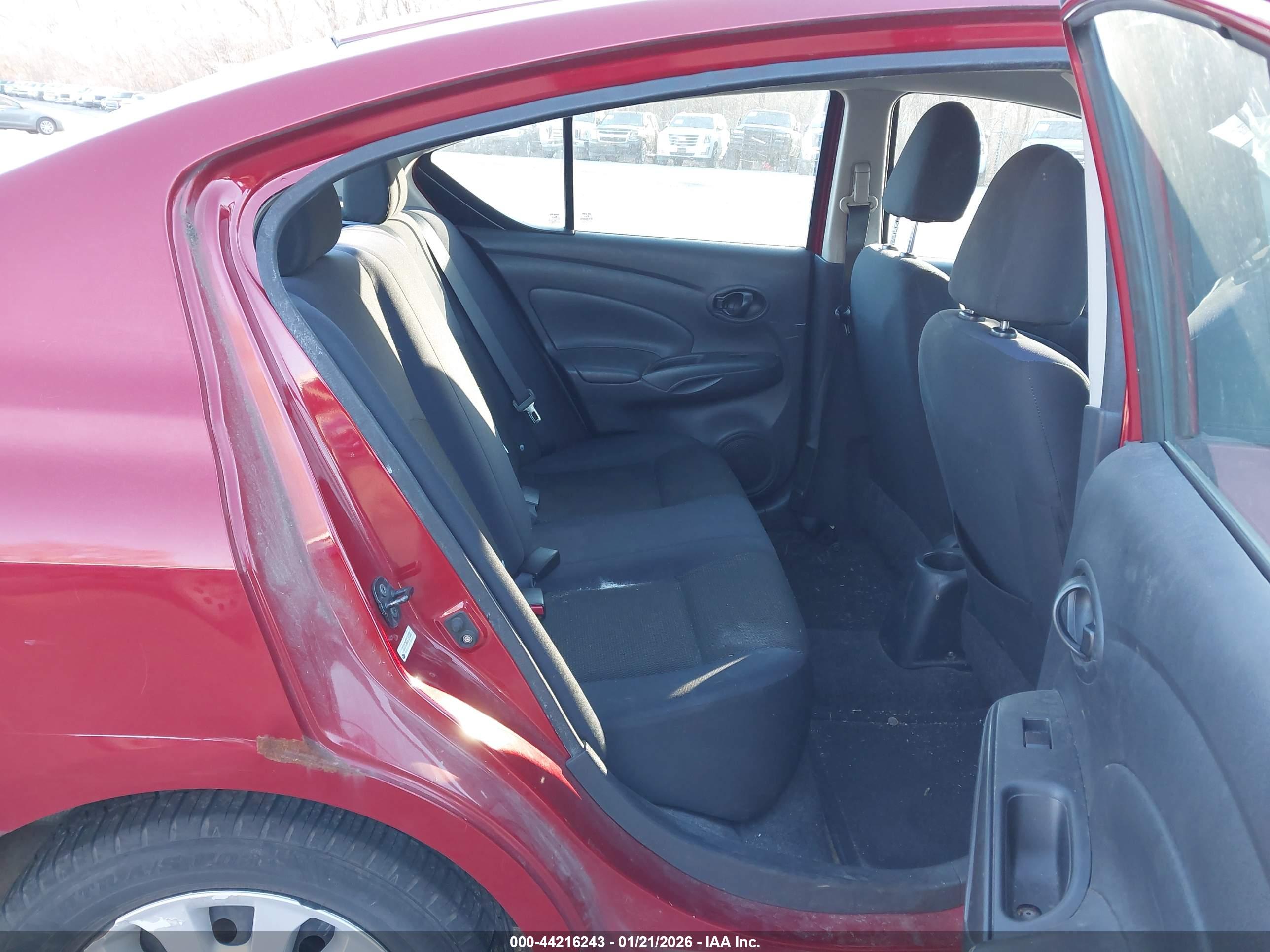 NISSAN VERSA image 8